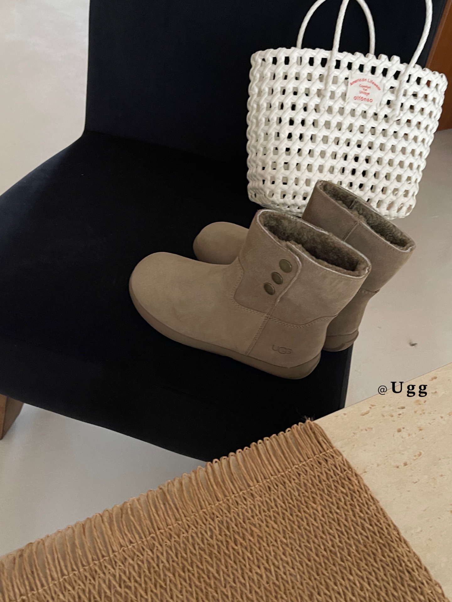 UGG 3扣韩系小靴
冬天染韩里韩气的雪地靴
这双！冬天！焊在！脚上！
真的炒百搭！配上堆堆袜氛围感
拉