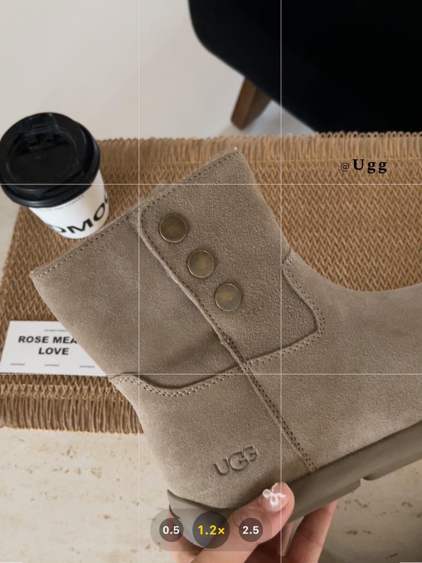 UGG 3扣韩系小靴
冬天染韩里韩气的雪地靴
这双！冬天！焊在！脚上！
真的炒百搭！配上堆堆袜氛围感
拉