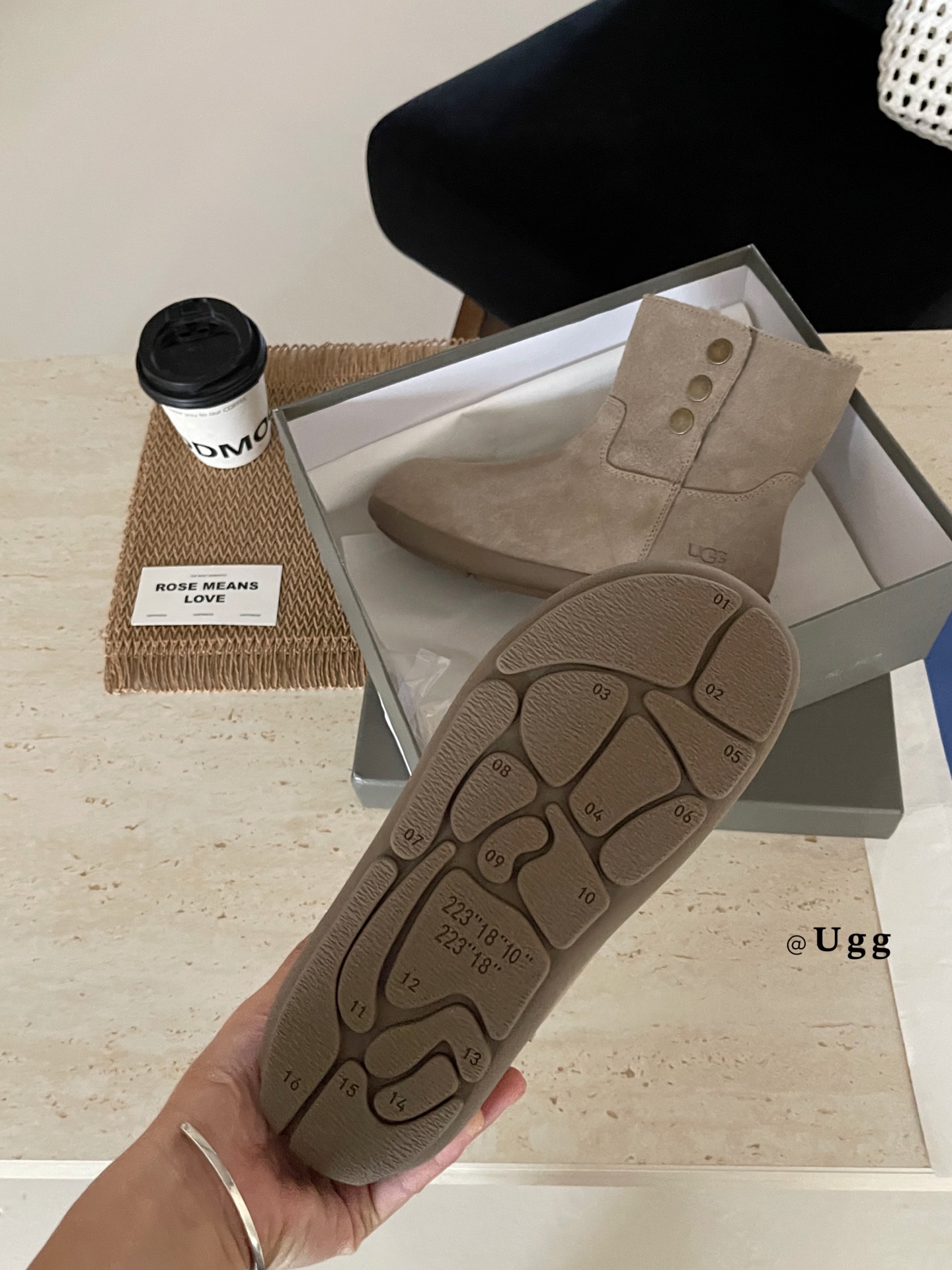 UGG 3扣韩系小靴
冬天染韩里韩气的雪地靴
这双！冬天！焊在！脚上！
真的炒百搭！配上堆堆袜氛围感
拉