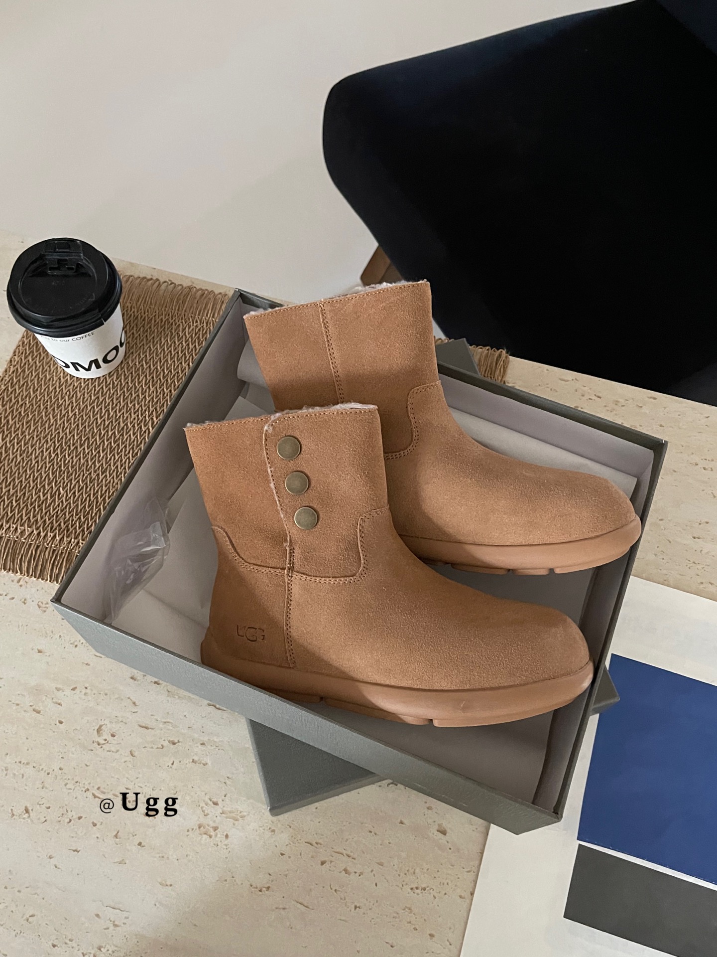 UGG 3扣韩系小靴
冬天染韩里韩气的雪地靴
这双！冬天！焊在！脚上！
真的炒百搭！配上堆堆袜氛围感
拉