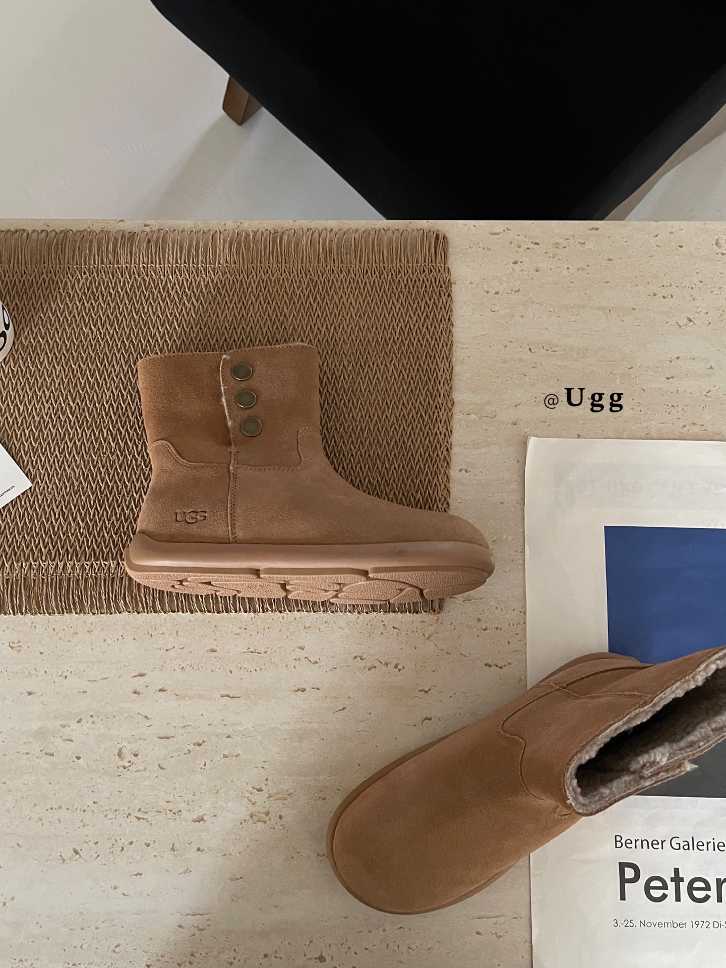 UGG 3扣韩系小靴
冬天染韩里韩气的雪地靴
这双！冬天！焊在！脚上！
真的炒百搭！配上堆堆袜氛围感
拉