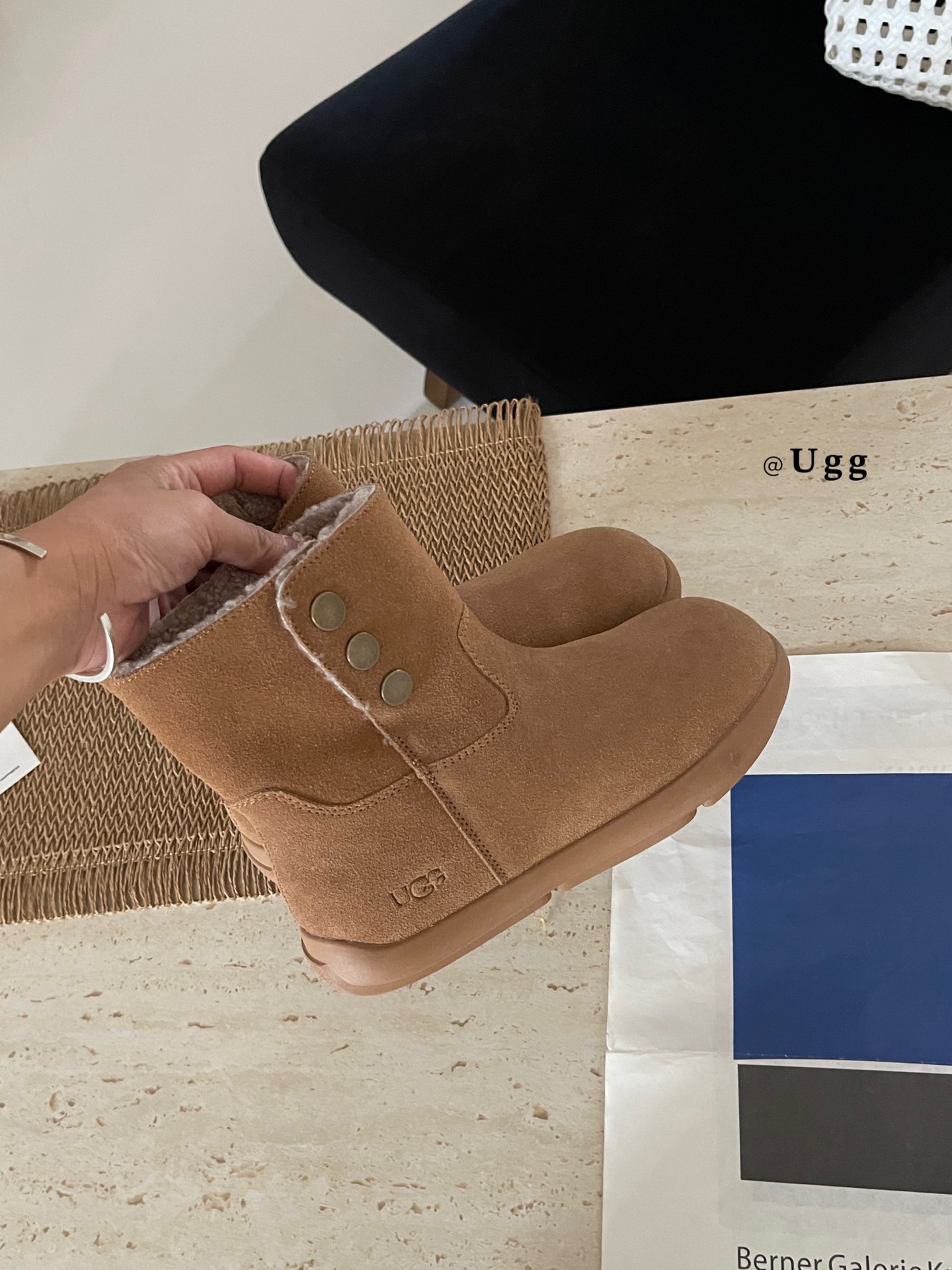 UGG 3扣韩系小靴
冬天染韩里韩气的雪地靴
这双！冬天！焊在！脚上！
真的炒百搭！配上堆堆袜氛围感
拉
