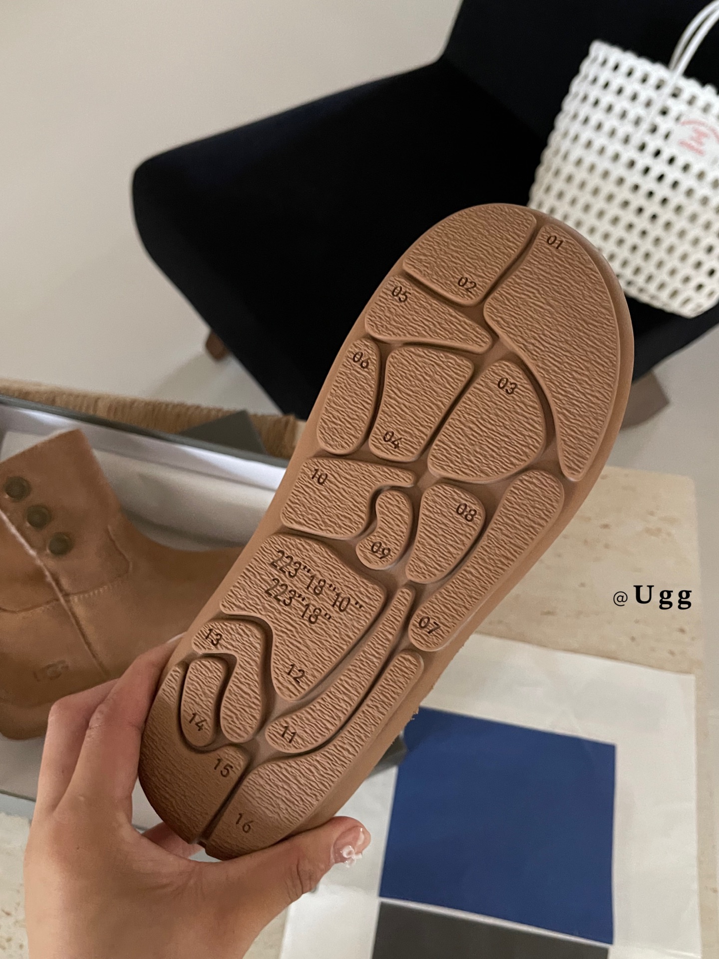 UGG 3扣韩系小靴
冬天染韩里韩气的雪地靴
这双！冬天！焊在！脚上！
真的炒百搭！配上堆堆袜氛围感
拉