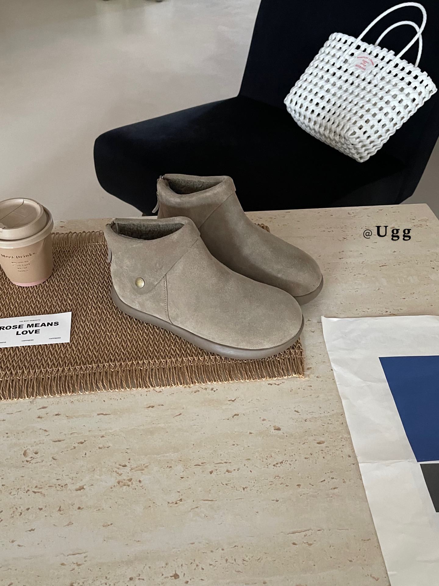 UGG I小领巾韩系勃肯鞋
穿穿短靴复古慵懒的调调
藏在鞋里的韩式复古韵味
一双短靴 松弛感拉满
好看又