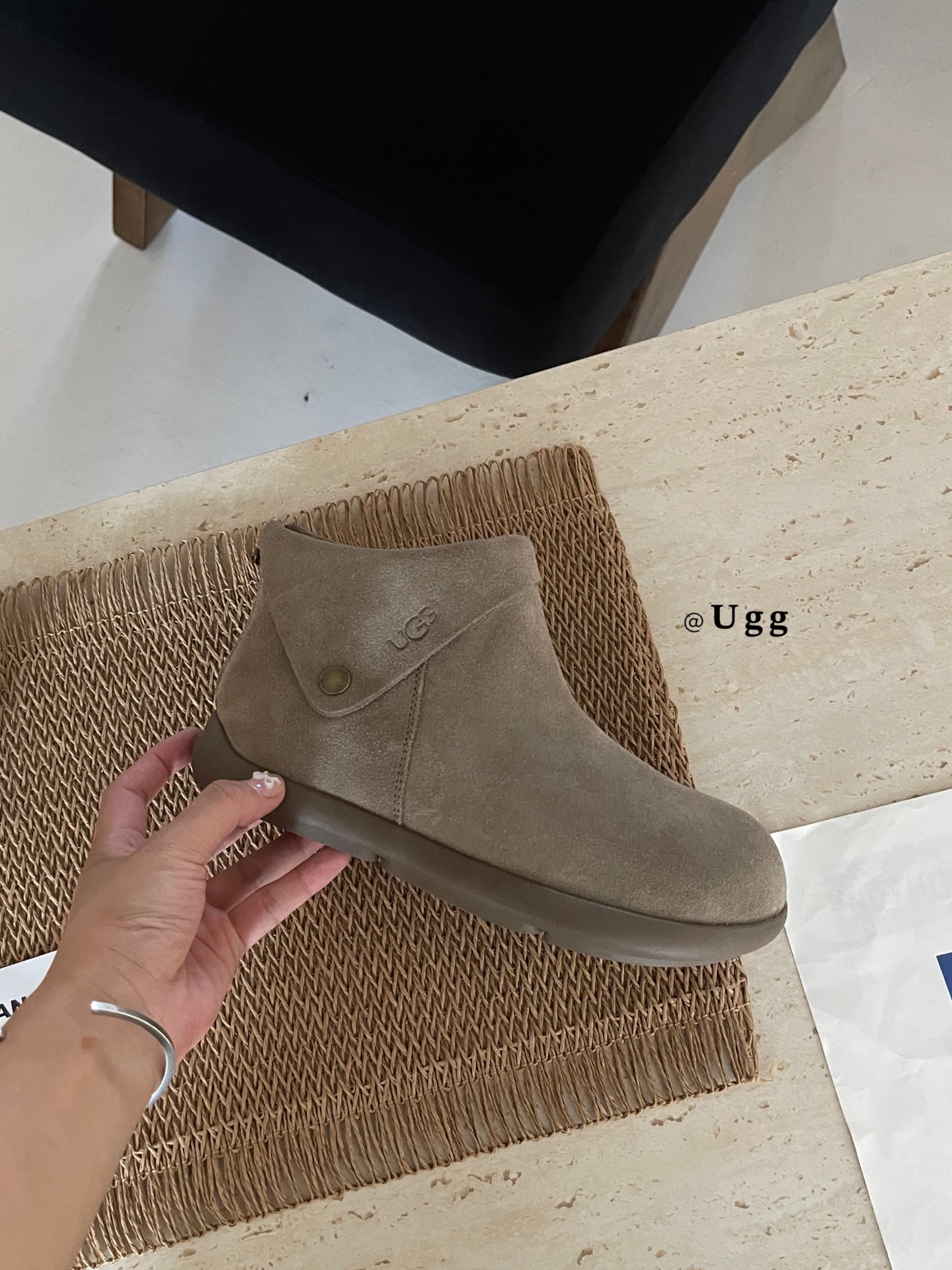 UGG I小领巾韩系勃肯鞋
穿穿短靴复古慵懒的调调
藏在鞋里的韩式复古韵味
一双短靴 松弛感拉满
好看又