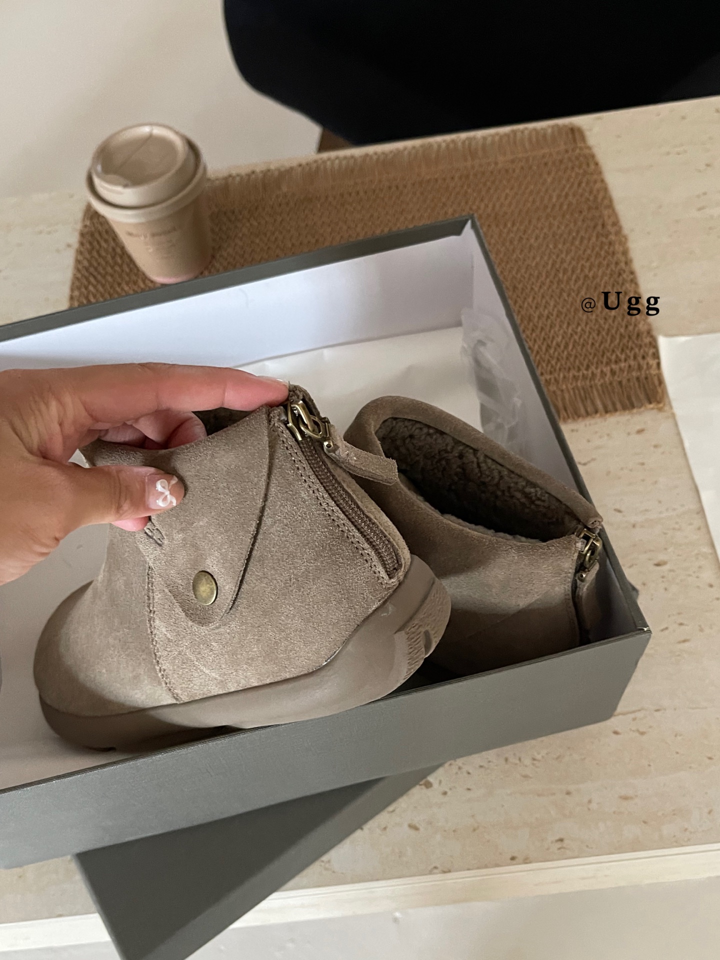 UGG I小领巾韩系勃肯鞋
穿穿短靴复古慵懒的调调
藏在鞋里的韩式复古韵味
一双短靴 松弛感拉满
好看又