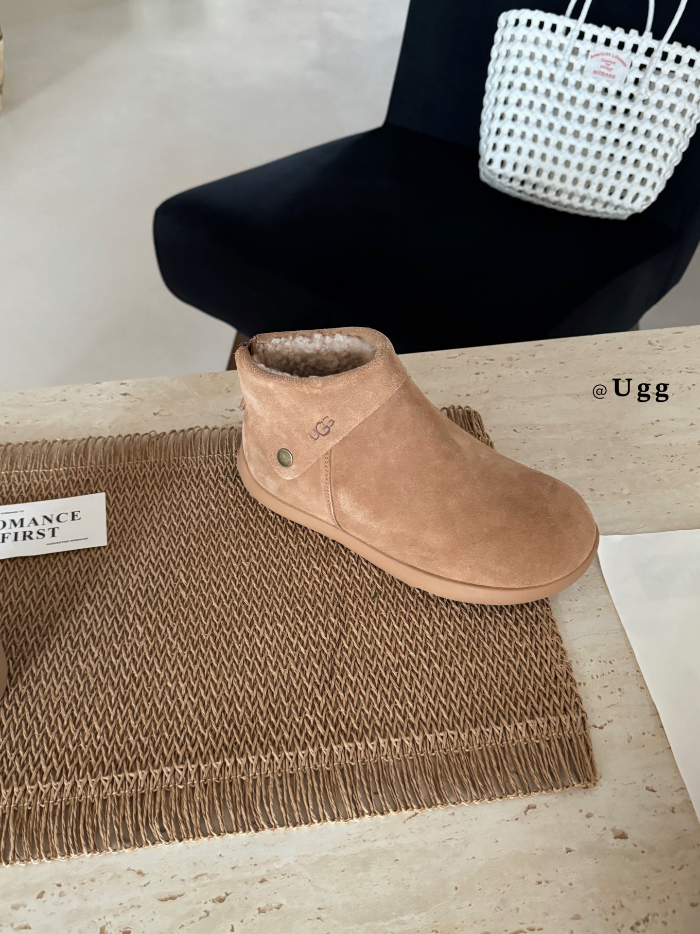 UGG I小领巾韩系勃肯鞋
穿穿短靴复古慵懒的调调
藏在鞋里的韩式复古韵味
一双短靴 松弛感拉满
好看又
