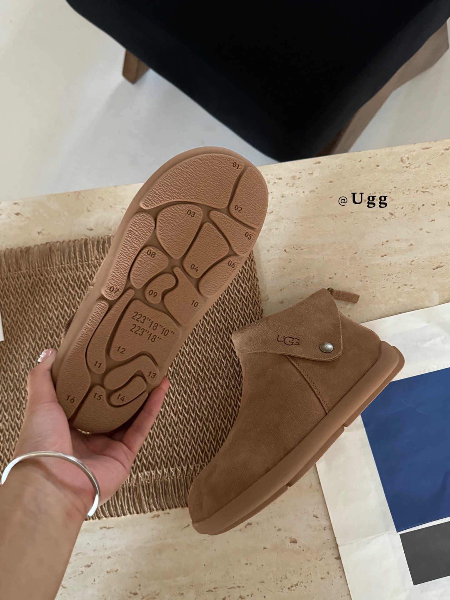 UGG I小领巾韩系勃肯鞋
穿穿短靴复古慵懒的调调
藏在鞋里的韩式复古韵味
一双短靴 松弛感拉满
好看又