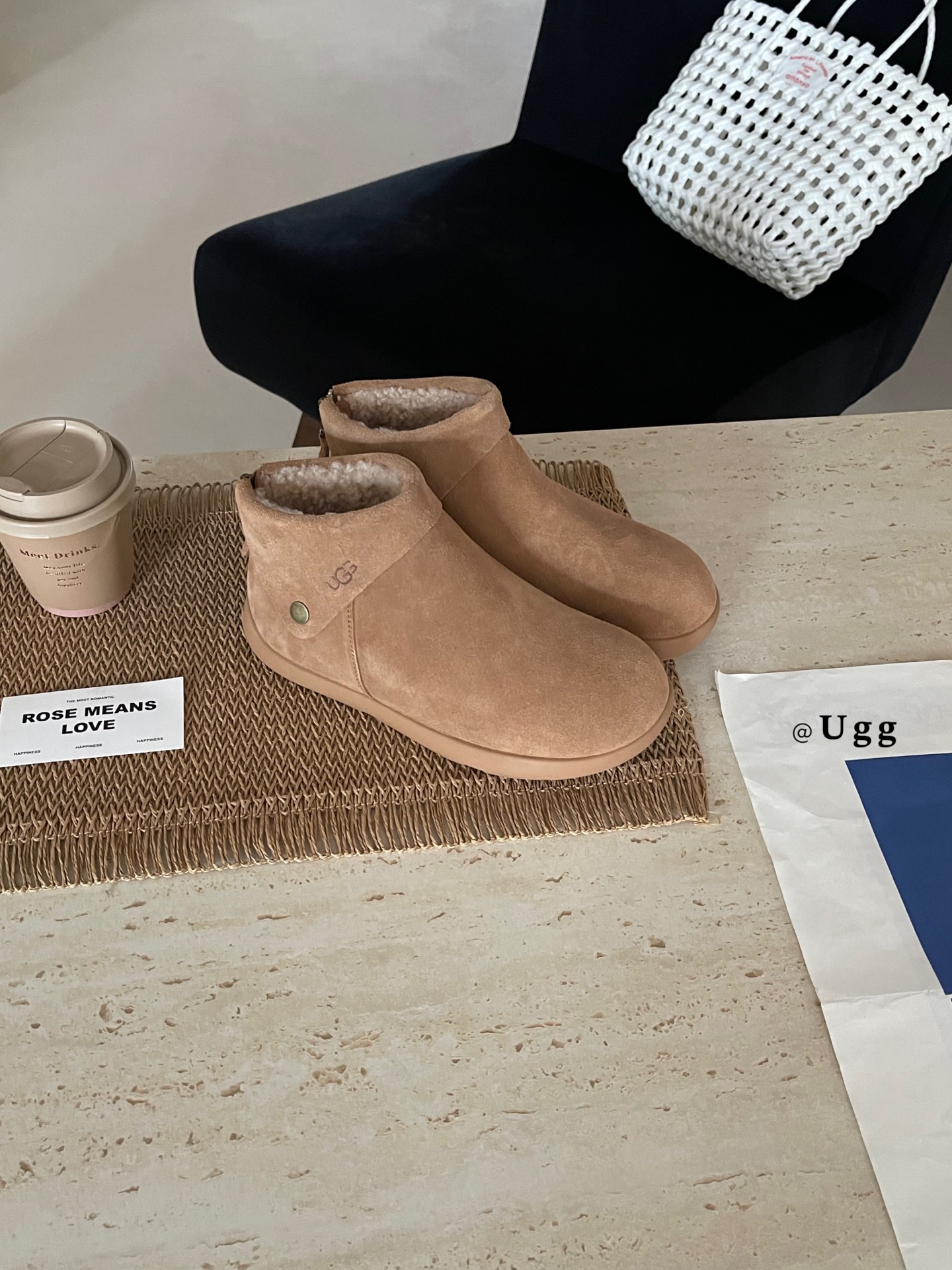 UGG I小领巾韩系勃肯鞋
穿穿短靴复古慵懒的调调
藏在鞋里的韩式复古韵味
一双短靴 松弛感拉满
好看又