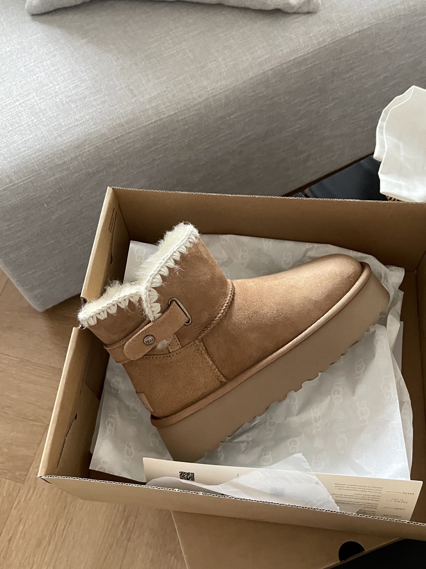 𝐔𝐆𝐆 ｜毛线编织小短靴🧶
比普通雪地靴多了编织和搭扣
编织毛线搭配皮扣 上脚细节满满
特别可爱百搭任何