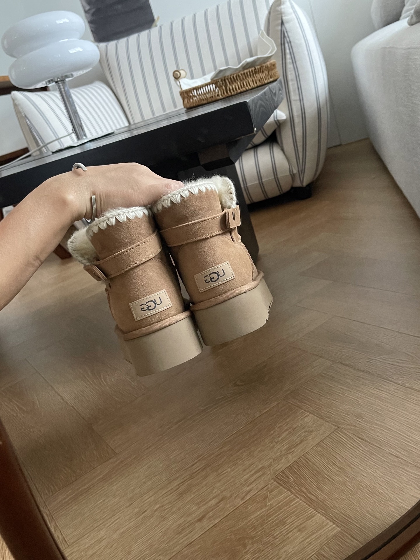 𝐔𝐆𝐆 ｜毛线编织小短靴🧶
比普通雪地靴多了编织和搭扣
编织毛线搭配皮扣 上脚细节满满
特别可爱百搭任何