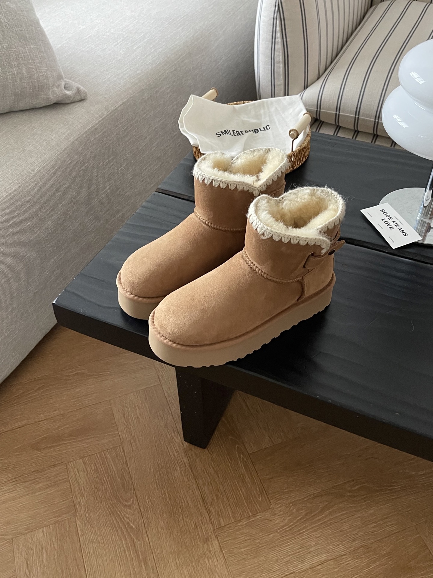 𝐔𝐆𝐆 ｜毛线编织小短靴🧶
比普通雪地靴多了编织和搭扣
编织毛线搭配皮扣 上脚细节满满
特别可爱百搭任何