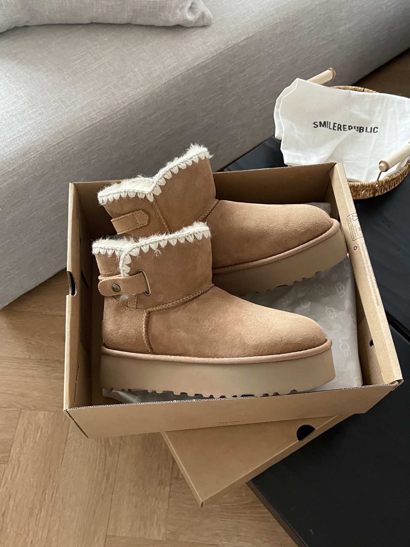 𝐔𝐆𝐆 ｜毛线编织小短靴🧶
比普通雪地靴多了编织和搭扣
编织毛线搭配皮扣 上脚细节满满
特别可爱百搭任何