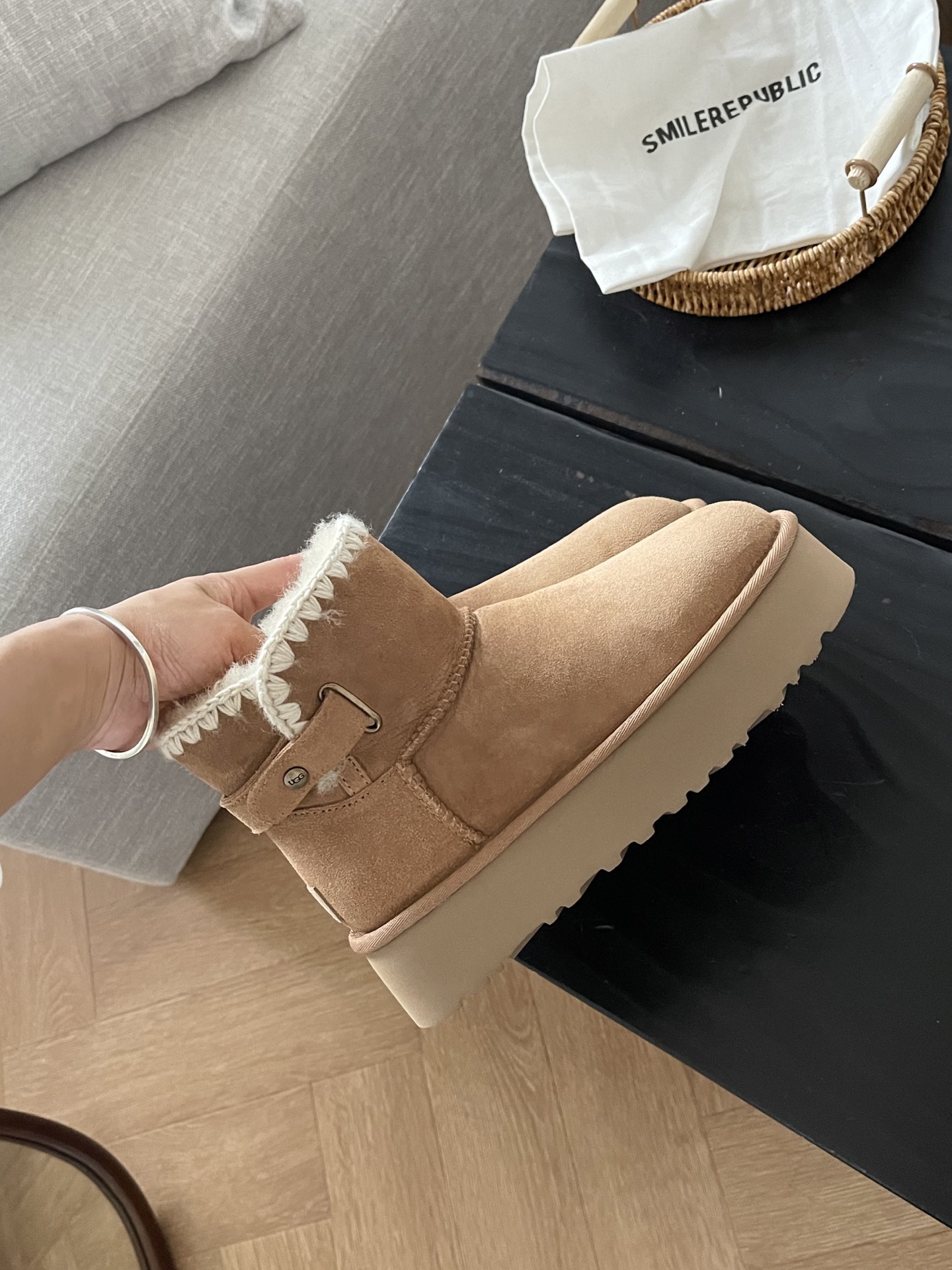 𝐔𝐆𝐆 ｜毛线编织小短靴🧶
比普通雪地靴多了编织和搭扣
编织毛线搭配皮扣 上脚细节满满
特别可爱百搭任何