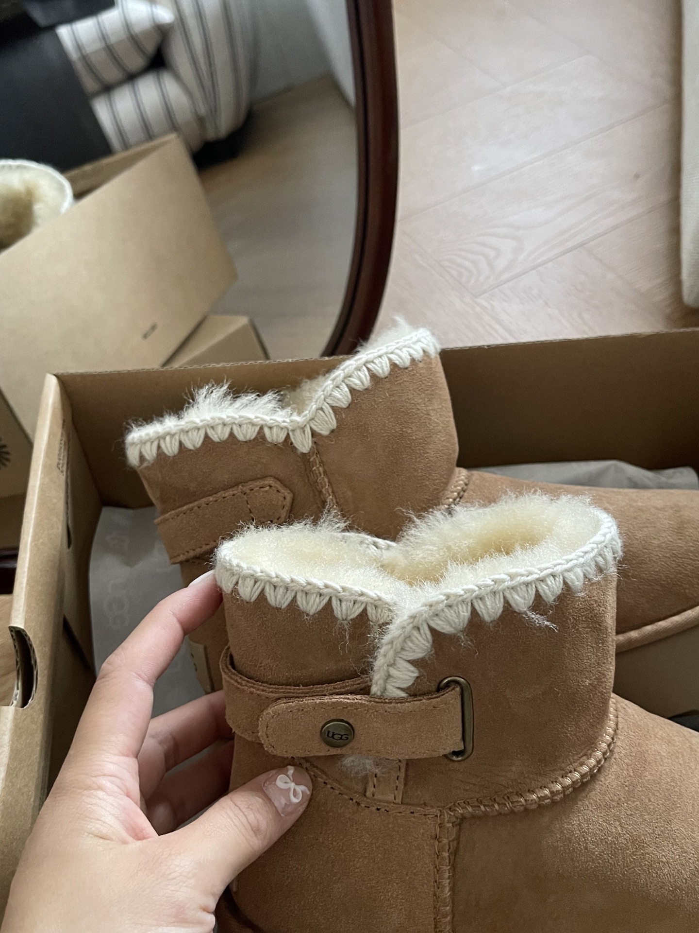 𝐔𝐆𝐆 ｜毛线编织小短靴🧶
比普通雪地靴多了编织和搭扣
编织毛线搭配皮扣 上脚细节满满
特别可爱百搭任何