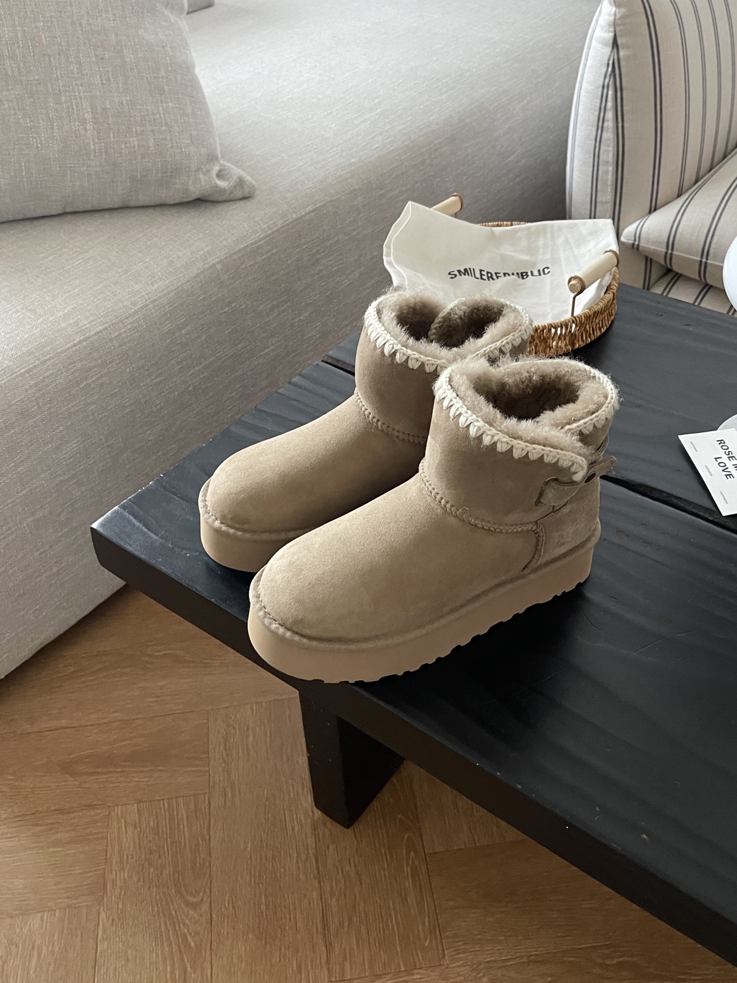𝐔𝐆𝐆 ｜毛线编织小短靴🧶
比普通雪地靴多了编织和搭扣
编织毛线搭配皮扣 上脚细节满满
特别可爱百搭任何