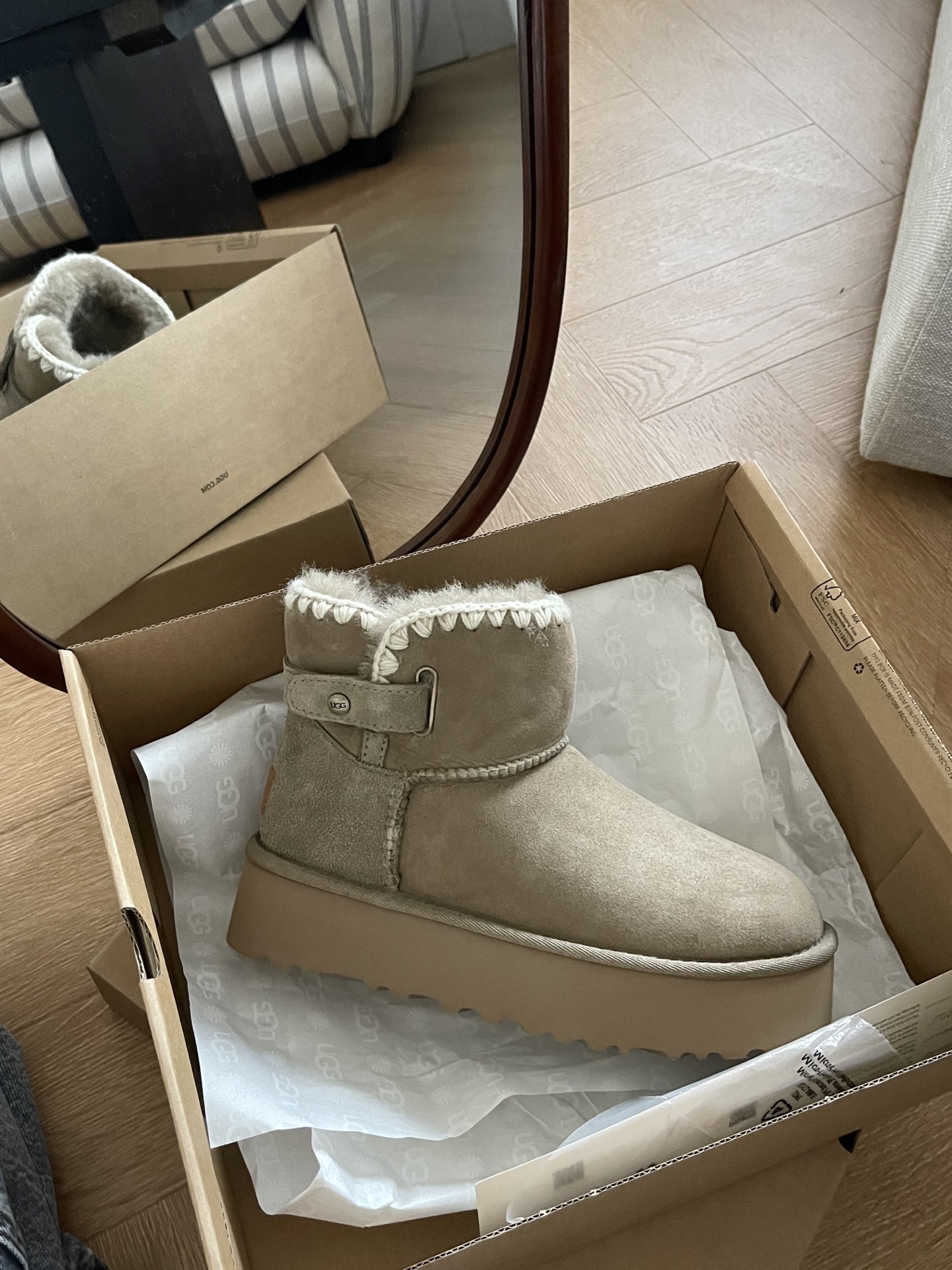 𝐔𝐆𝐆 ｜毛线编织小短靴🧶
比普通雪地靴多了编织和搭扣
编织毛线搭配皮扣 上脚细节满满
特别可爱百搭任何