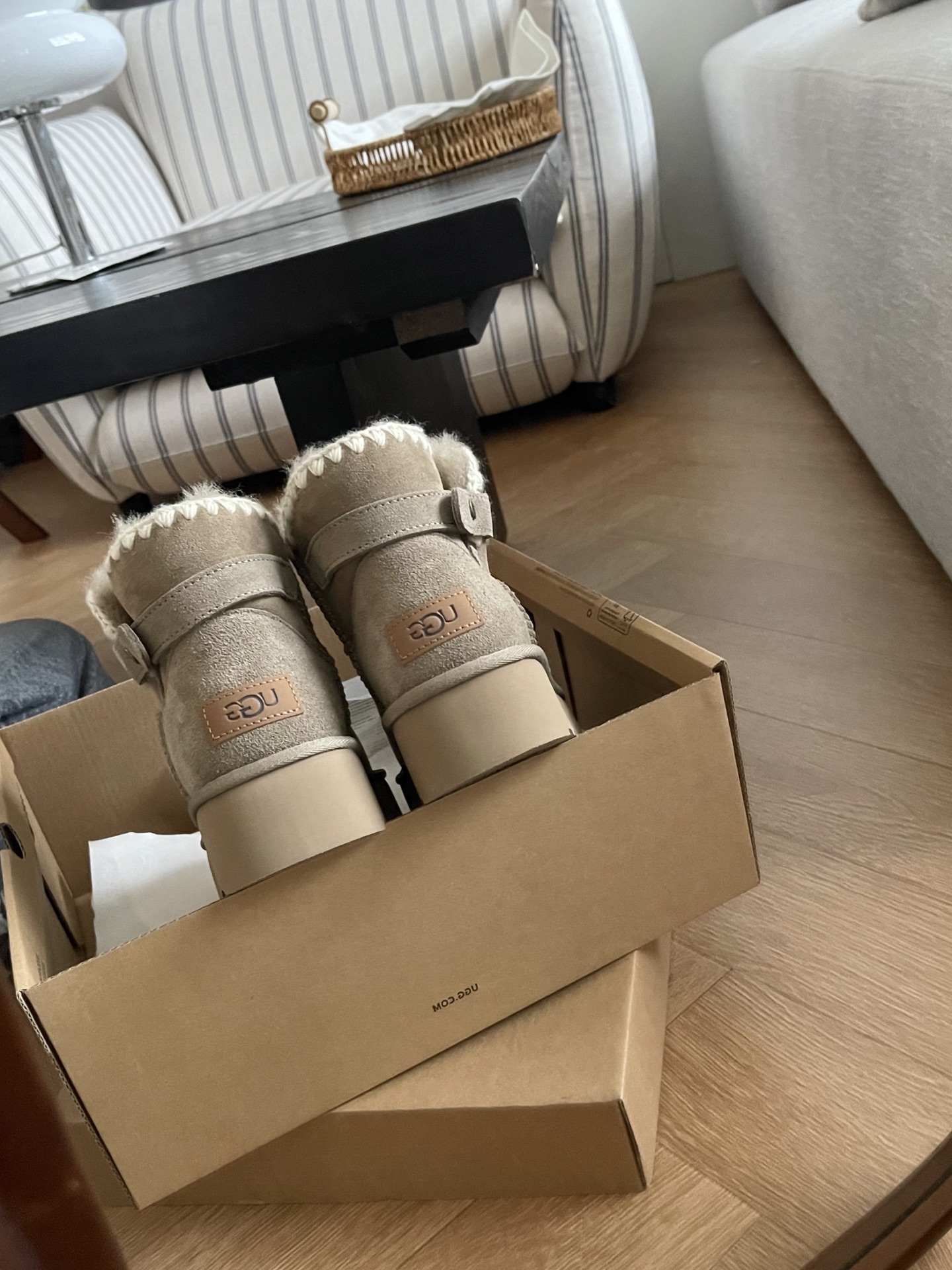 𝐔𝐆𝐆 ｜毛线编织小短靴🧶
比普通雪地靴多了编织和搭扣
编织毛线搭配皮扣 上脚细节满满
特别可爱百搭任何