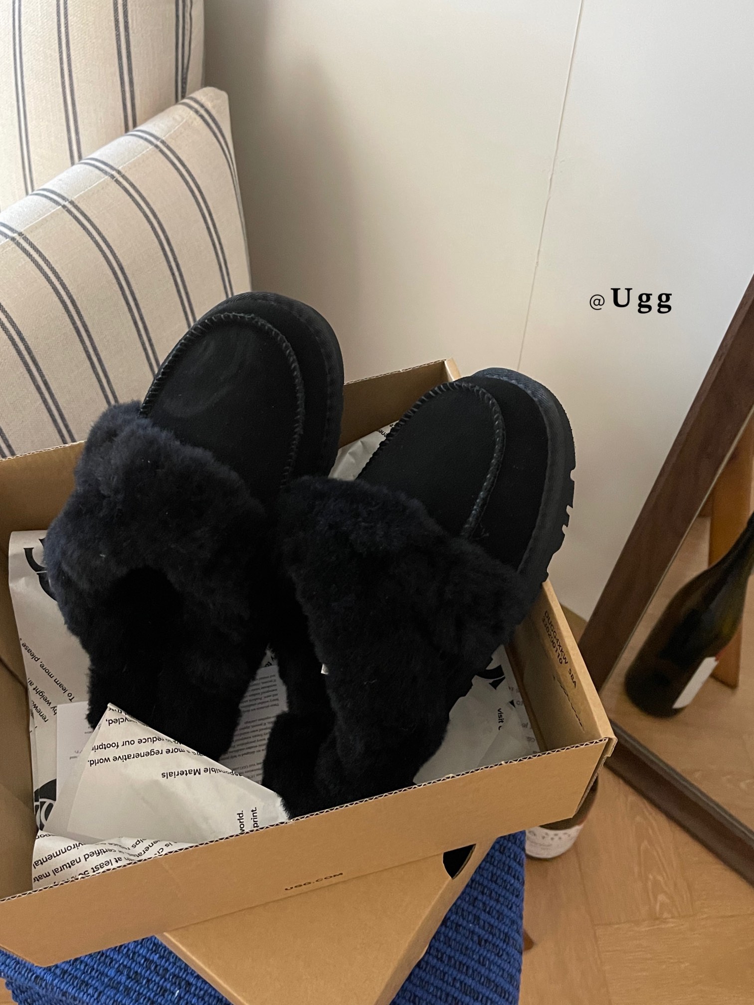 𝐔𝐆𝐆 ｜洛瑞娅毛茸半拖
UGG新款毛毛拖鞋 暖暖的
就说谁能不心动
一脚蹬毛绒拖鞋是“懒人救星” 慵懒