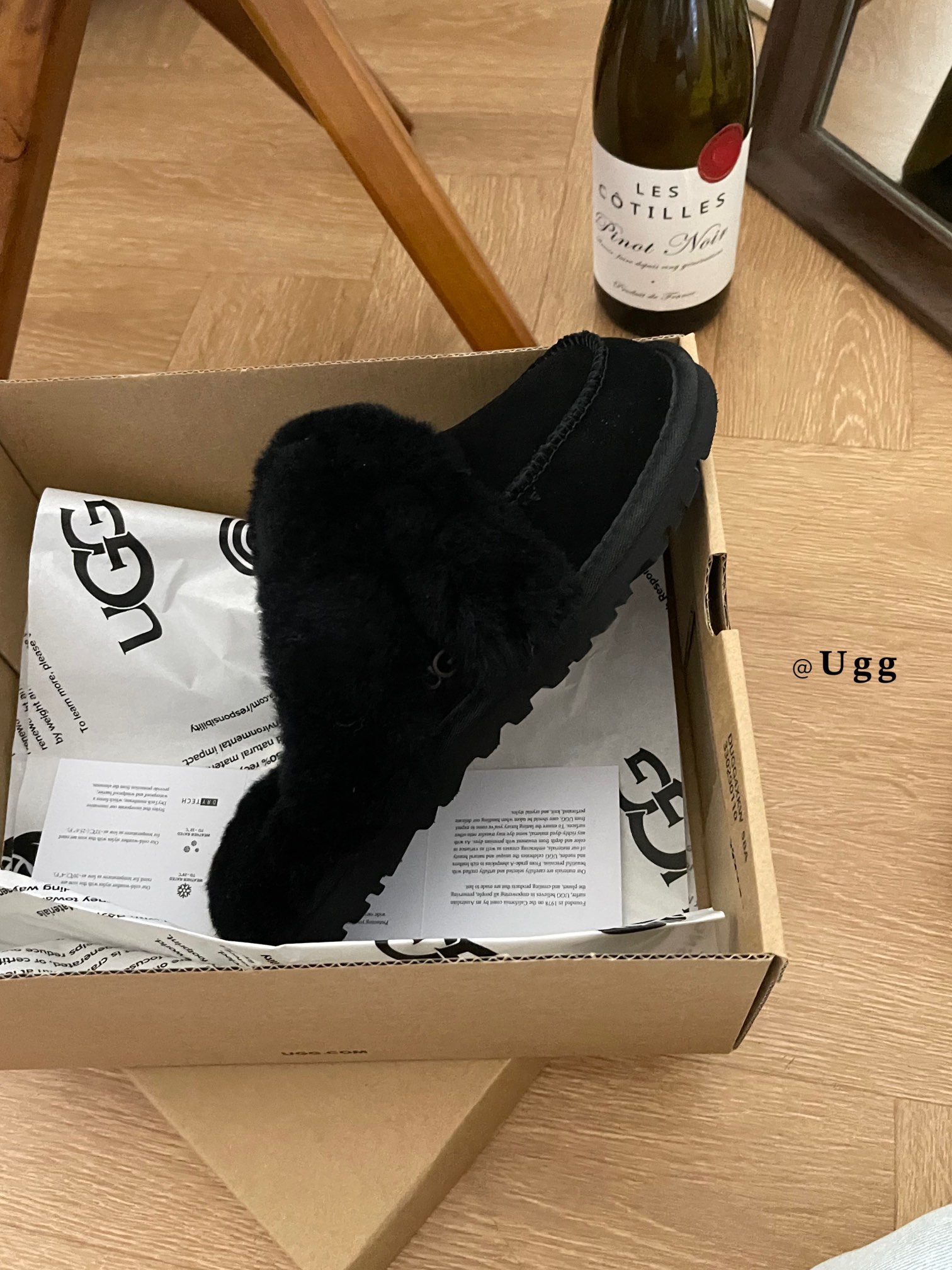 𝐔𝐆𝐆 ｜洛瑞娅毛茸半拖
UGG新款毛毛拖鞋 暖暖的
就说谁能不心动
一脚蹬毛绒拖鞋是“懒人救星” 慵懒