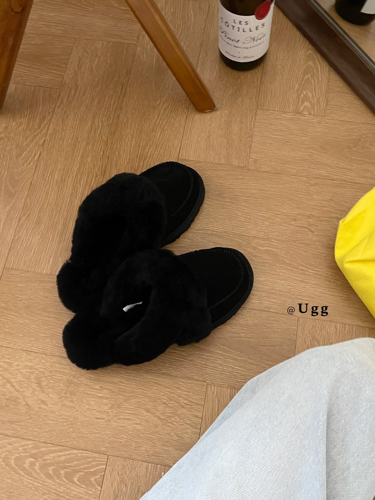 𝐔𝐆𝐆 ｜洛瑞娅毛茸半拖
UGG新款毛毛拖鞋 暖暖的
就说谁能不心动
一脚蹬毛绒拖鞋是“懒人救星” 慵懒