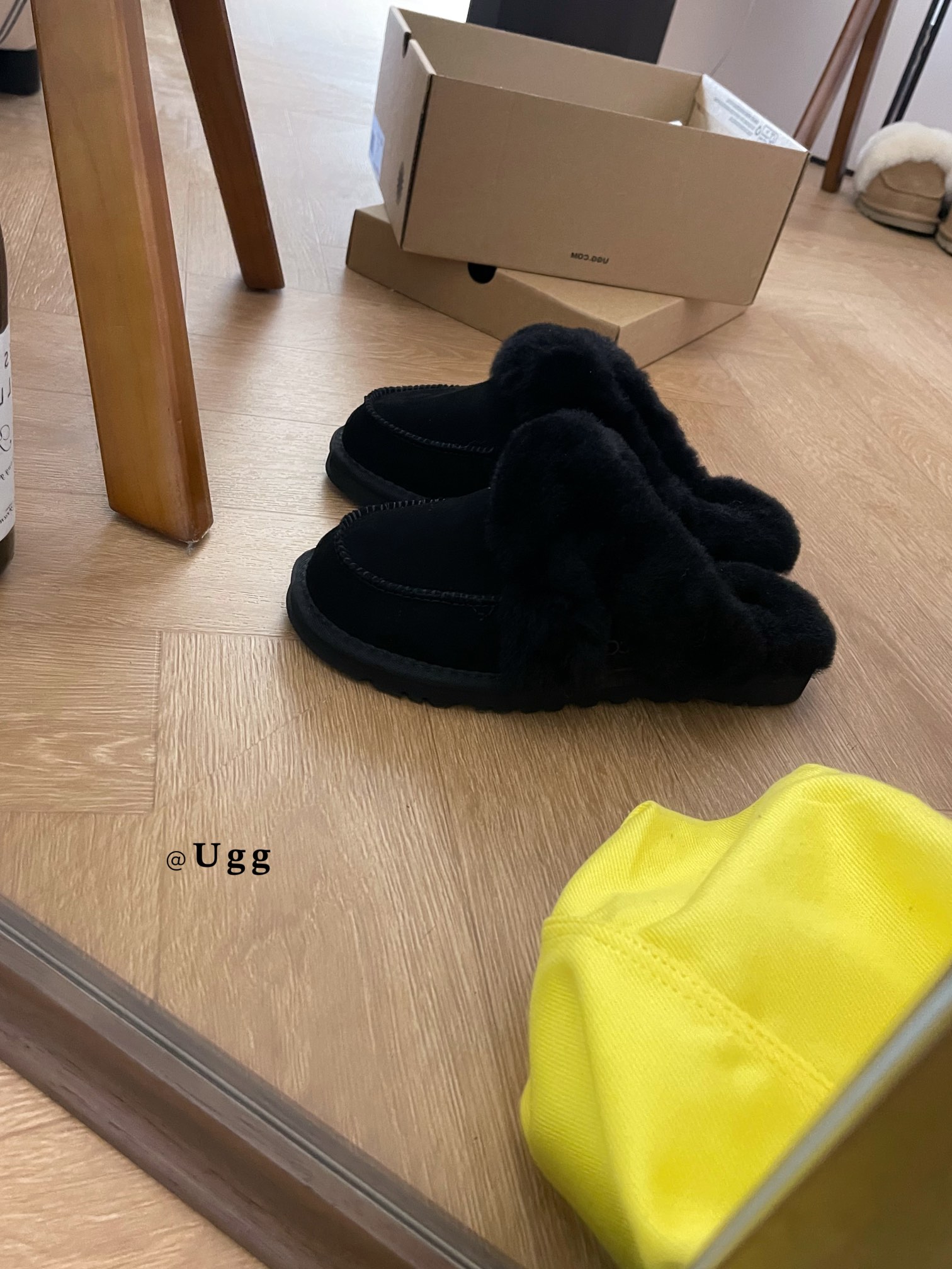 𝐔𝐆𝐆 ｜洛瑞娅毛茸半拖
UGG新款毛毛拖鞋 暖暖的
就说谁能不心动
一脚蹬毛绒拖鞋是“懒人救星” 慵懒