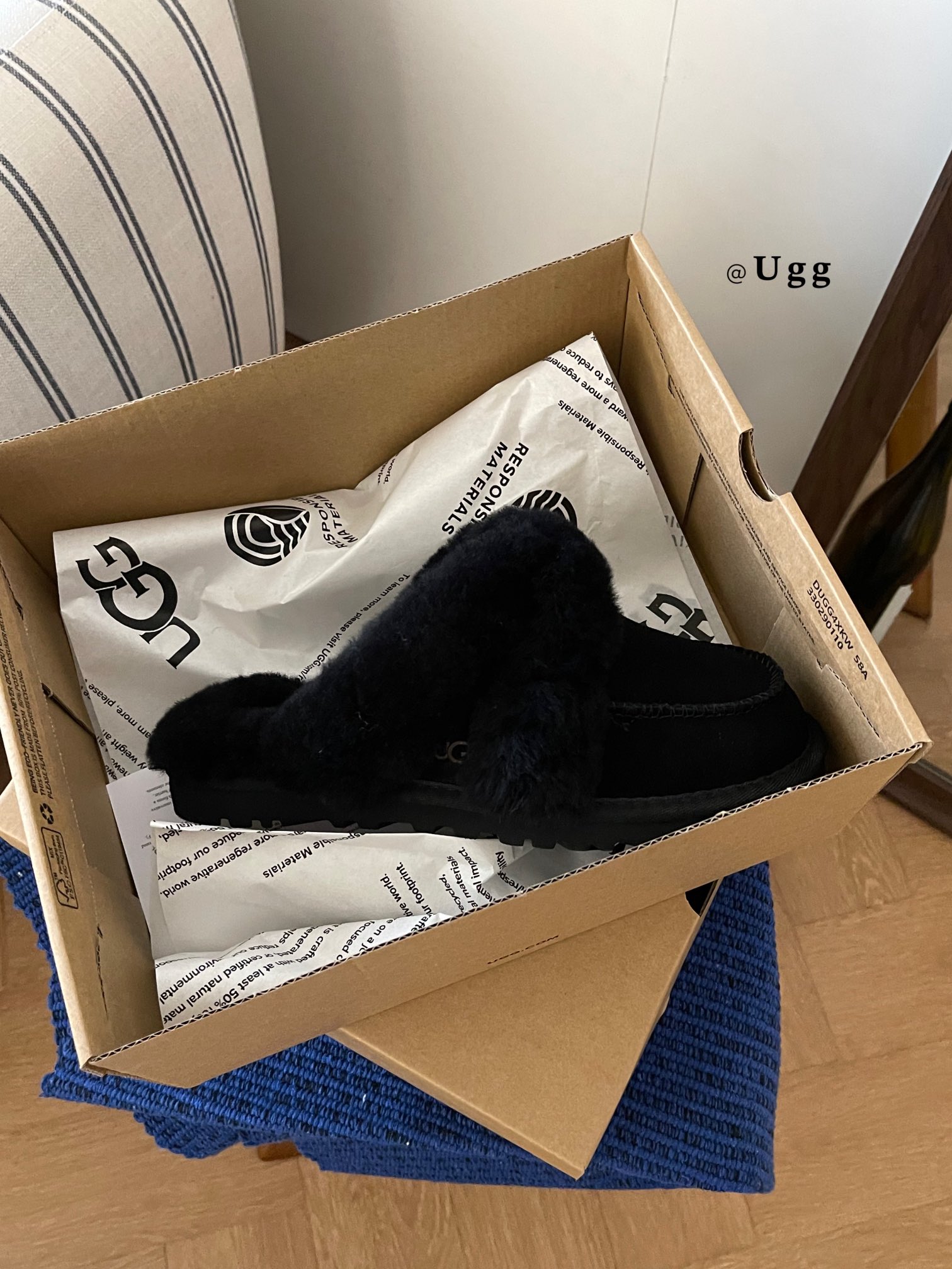 𝐔𝐆𝐆 ｜洛瑞娅毛茸半拖
UGG新款毛毛拖鞋 暖暖的
就说谁能不心动
一脚蹬毛绒拖鞋是“懒人救星” 慵懒