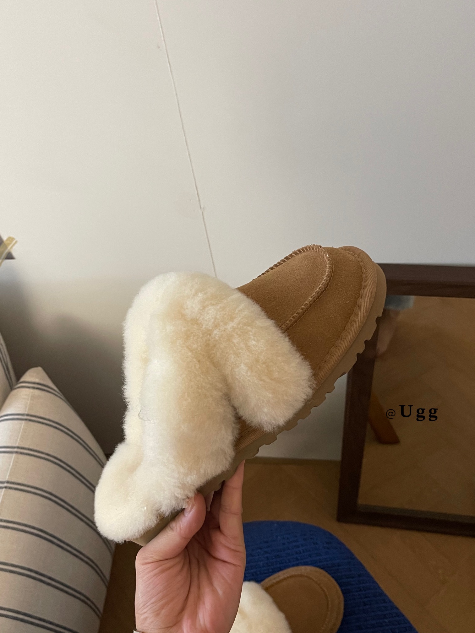 𝐔𝐆𝐆 ｜洛瑞娅毛茸半拖
UGG新款毛毛拖鞋 暖暖的
就说谁能不心动
一脚蹬毛绒拖鞋是“懒人救星” 慵懒