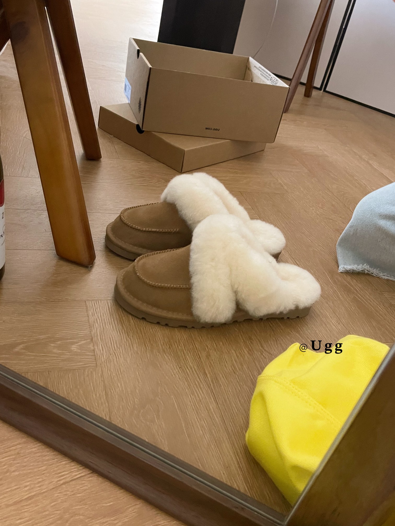 𝐔𝐆𝐆 ｜洛瑞娅毛茸半拖
UGG新款毛毛拖鞋 暖暖的
就说谁能不心动
一脚蹬毛绒拖鞋是“懒人救星” 慵懒