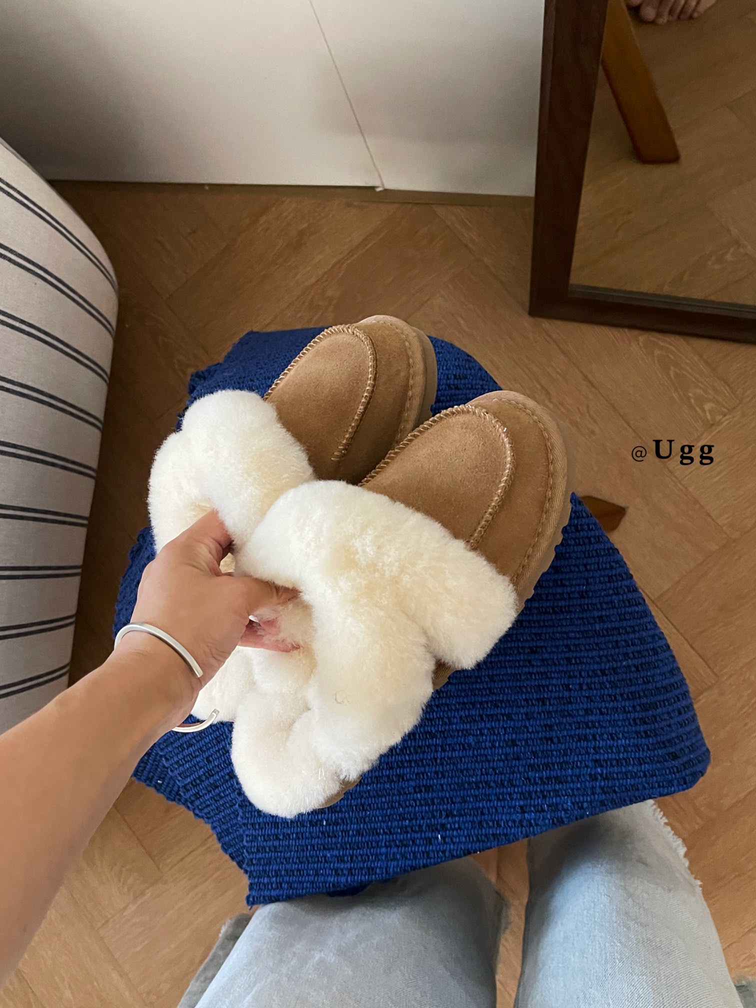 𝐔𝐆𝐆 ｜洛瑞娅毛茸半拖
UGG新款毛毛拖鞋 暖暖的
就说谁能不心动
一脚蹬毛绒拖鞋是“懒人救星” 慵懒