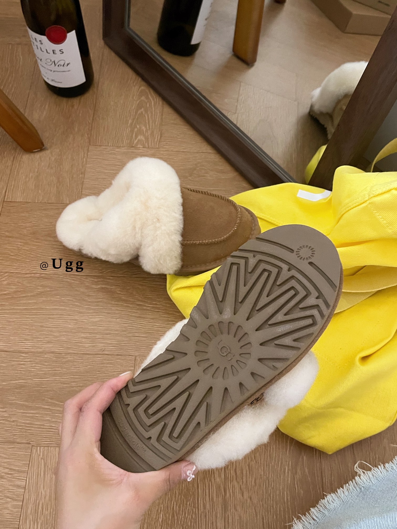 𝐔𝐆𝐆 ｜洛瑞娅毛茸半拖
UGG新款毛毛拖鞋 暖暖的
就说谁能不心动
一脚蹬毛绒拖鞋是“懒人救星” 慵懒