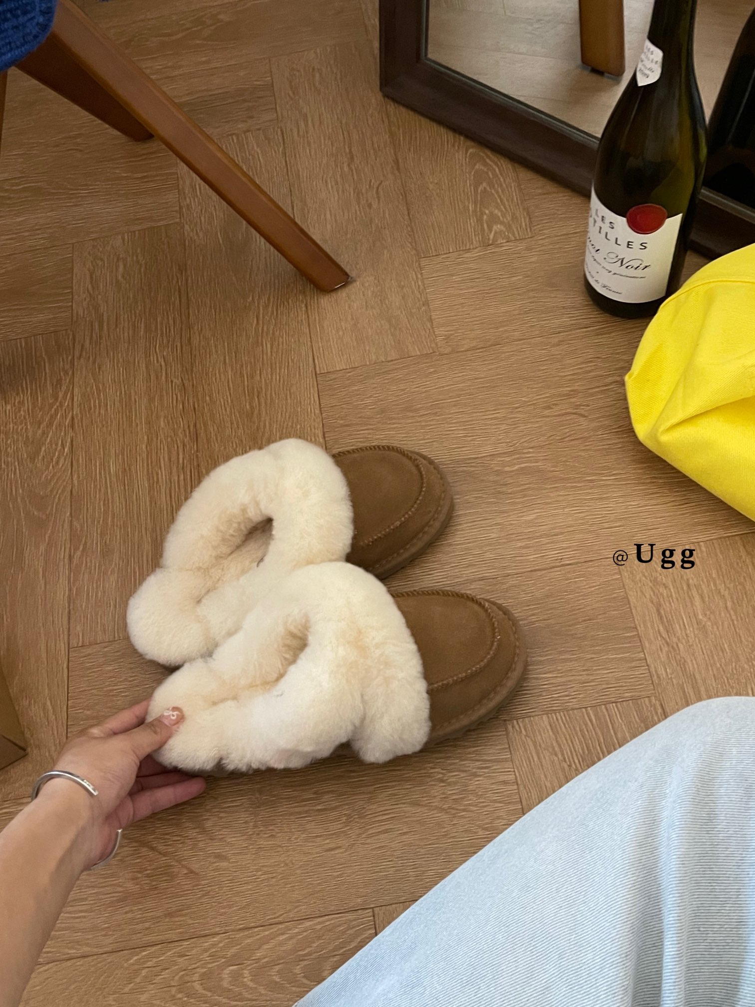 𝐔𝐆𝐆 ｜洛瑞娅毛茸半拖
UGG新款毛毛拖鞋 暖暖的
就说谁能不心动
一脚蹬毛绒拖鞋是“懒人救星” 慵懒
