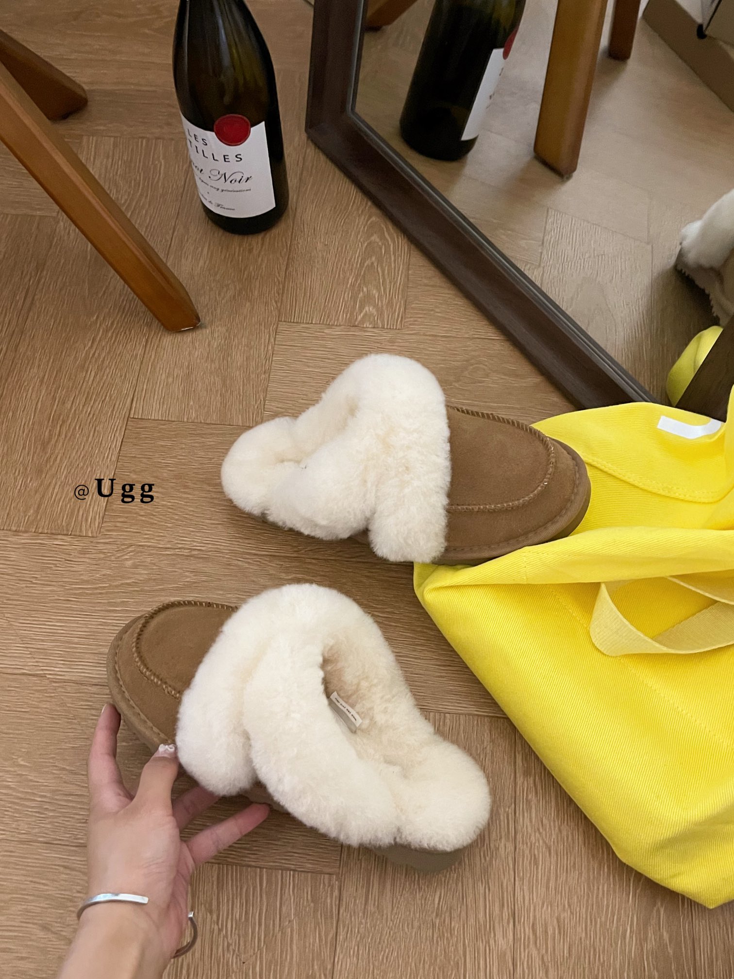 𝐔𝐆𝐆 ｜洛瑞娅毛茸半拖
UGG新款毛毛拖鞋 暖暖的
就说谁能不心动
一脚蹬毛绒拖鞋是“懒人救星” 慵懒