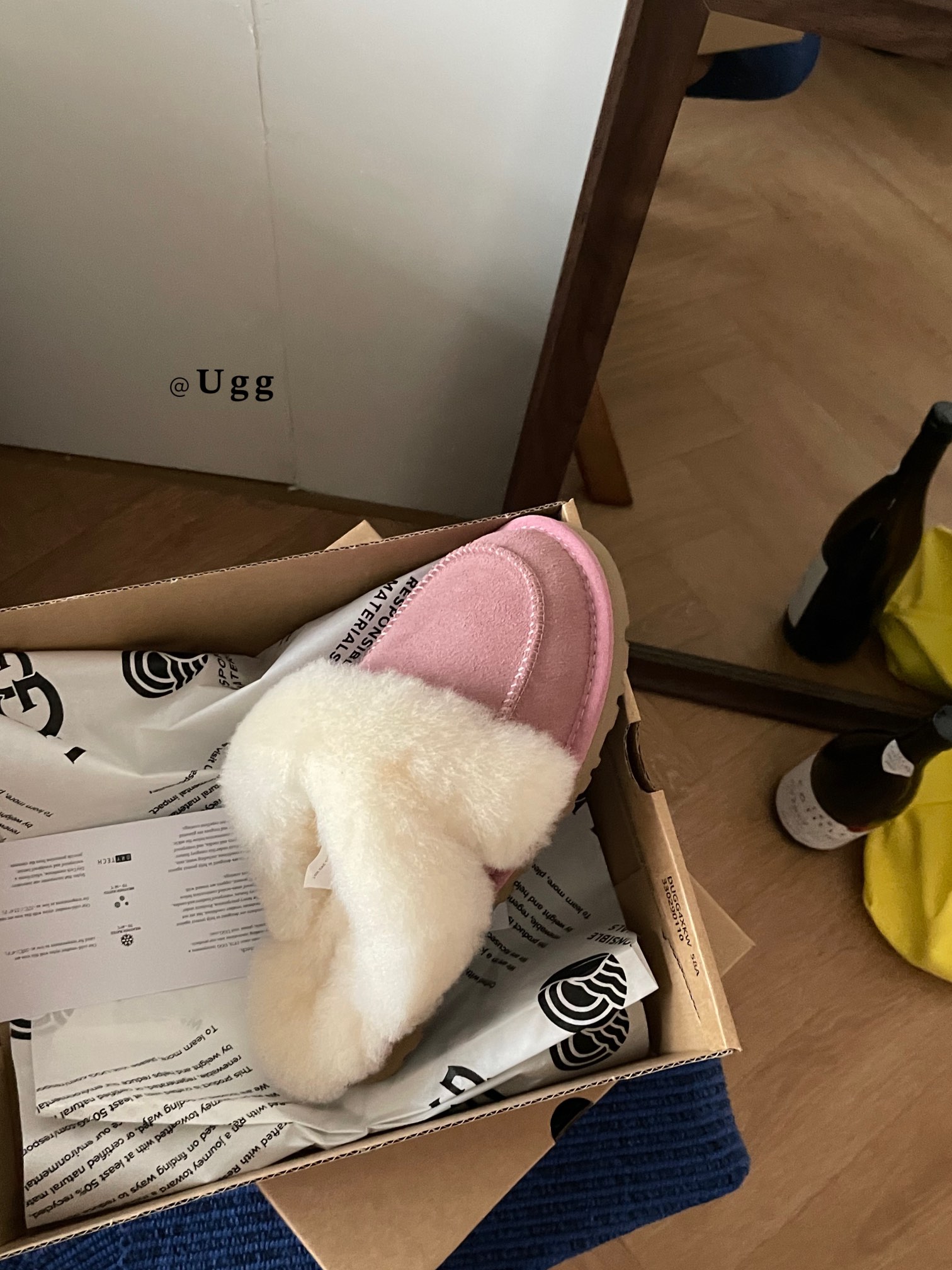 𝐔𝐆𝐆 ｜洛瑞娅毛茸半拖
UGG新款毛毛拖鞋 暖暖的
就说谁能不心动
一脚蹬毛绒拖鞋是“懒人救星” 慵懒