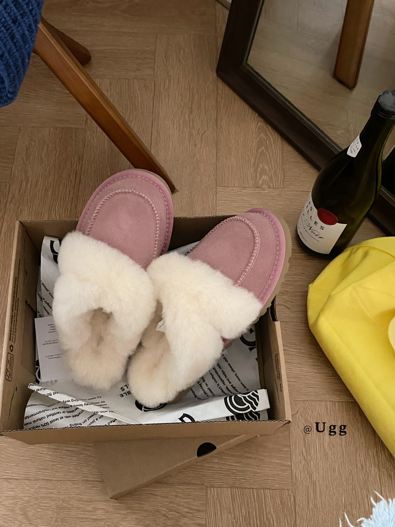𝐔𝐆𝐆 ｜洛瑞娅毛茸半拖
UGG新款毛毛拖鞋 暖暖的
就说谁能不心动
一脚蹬毛绒拖鞋是“懒人救星” 慵懒