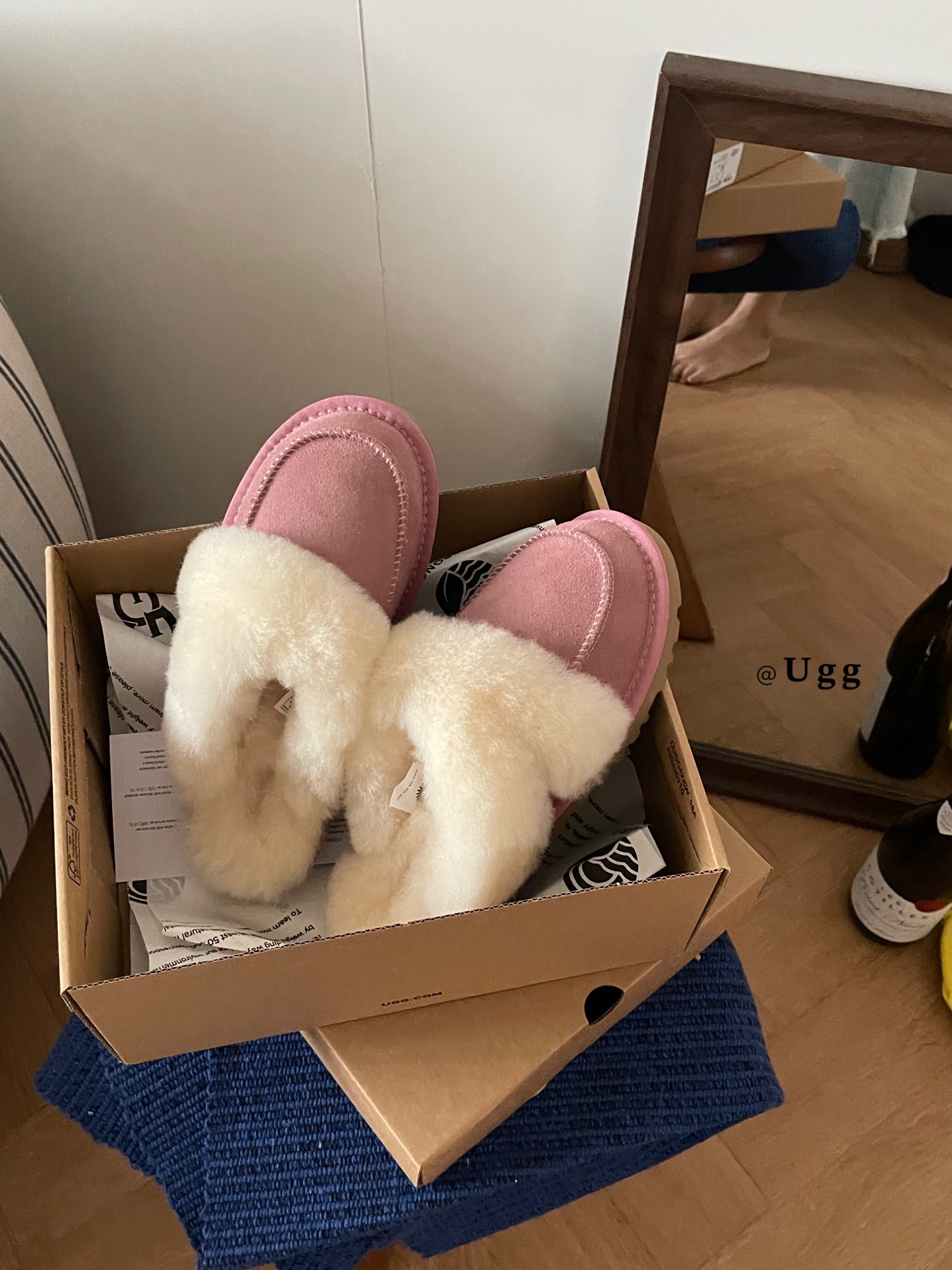 𝐔𝐆𝐆 ｜洛瑞娅毛茸半拖
UGG新款毛毛拖鞋 暖暖的
就说谁能不心动
一脚蹬毛绒拖鞋是“懒人救星” 慵懒