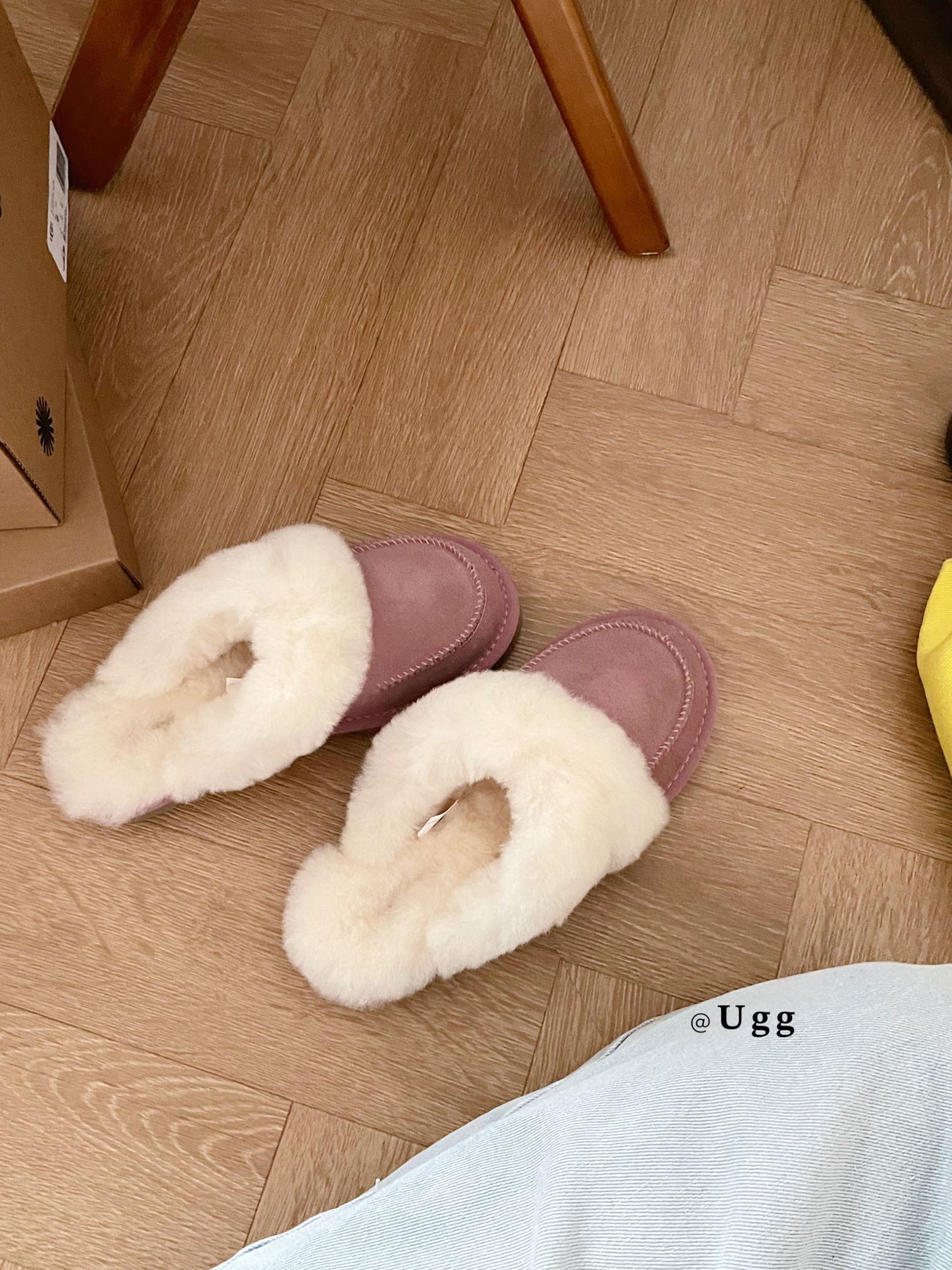 𝐔𝐆𝐆 ｜洛瑞娅毛茸半拖
UGG新款毛毛拖鞋 暖暖的
就说谁能不心动
一脚蹬毛绒拖鞋是“懒人救星” 慵懒