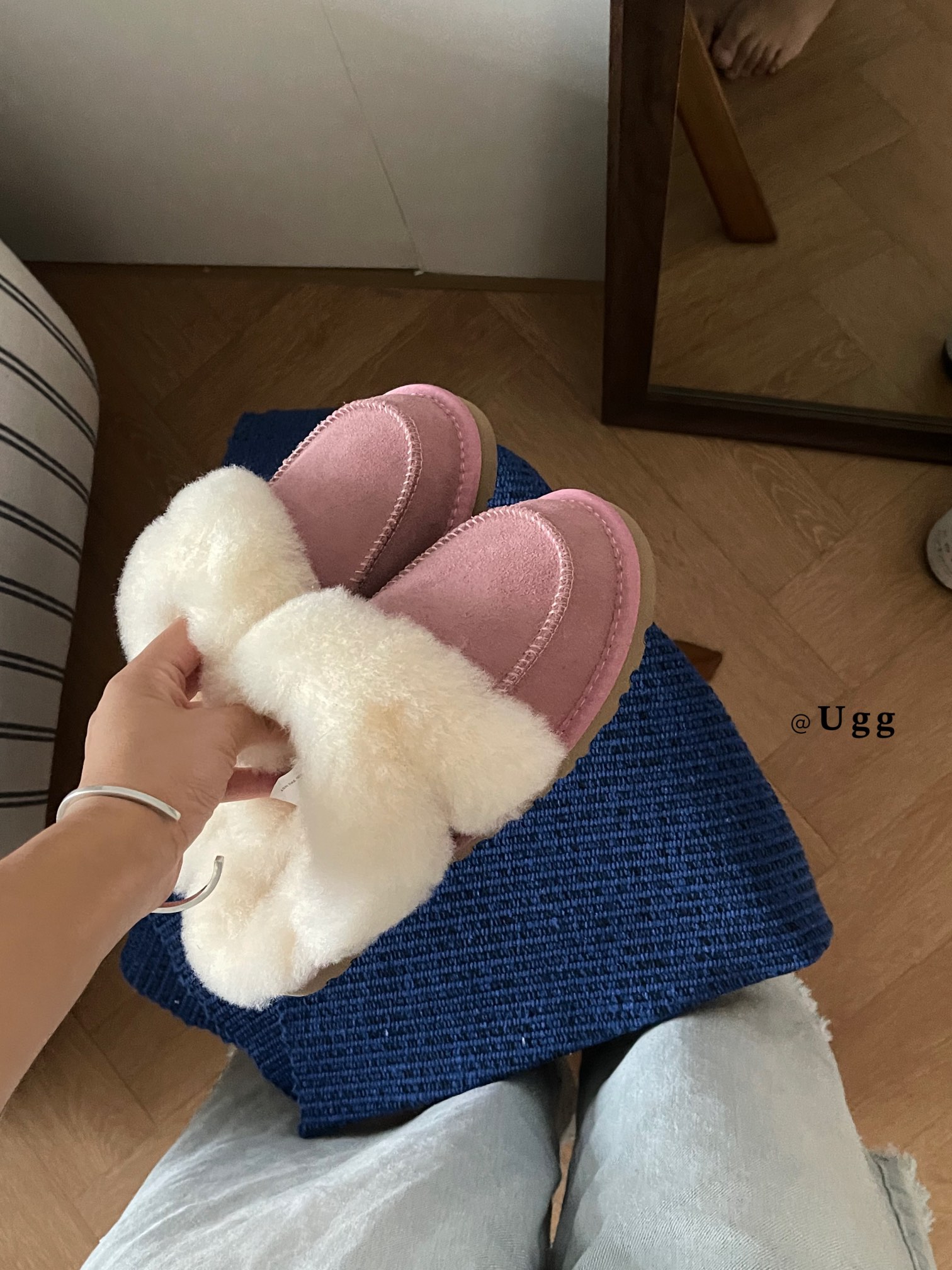 𝐔𝐆𝐆 ｜洛瑞娅毛茸半拖
UGG新款毛毛拖鞋 暖暖的
就说谁能不心动
一脚蹬毛绒拖鞋是“懒人救星” 慵懒