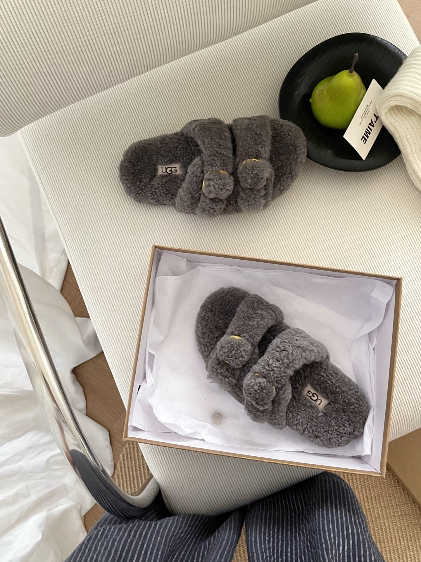 𝐔𝐆𝐆 | 金属扣泰迪卷毛二字拖超可爱的卷毛懒人拖是你喜欢的鞋子吗💓面料/内里：澳洲颗粒羊卷毛码数：35
