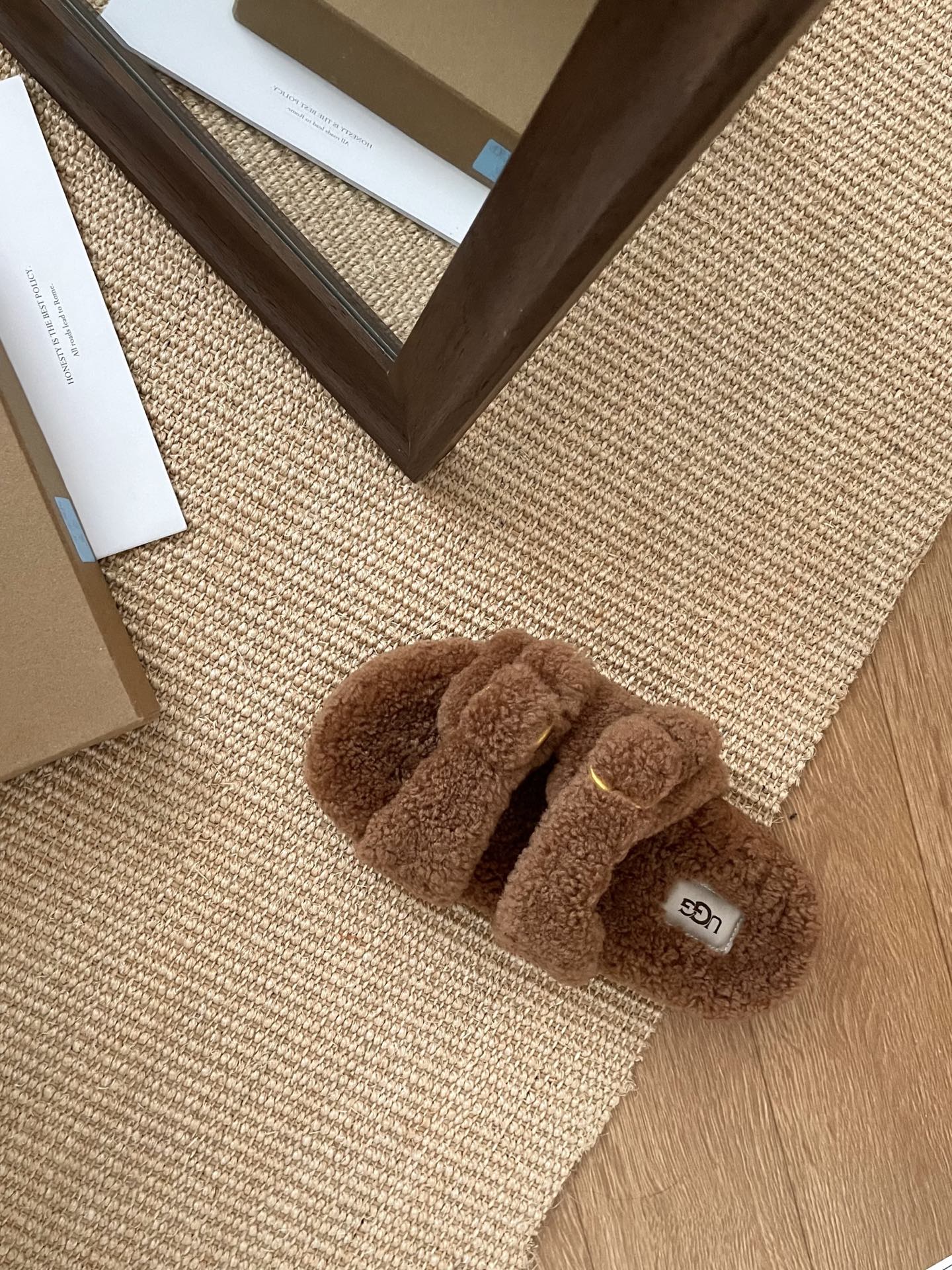 𝐔𝐆𝐆 | 金属扣泰迪卷毛二字拖超可爱的卷毛懒人拖是你喜欢的鞋子吗💓面料/内里：澳洲颗粒羊卷毛码数：35