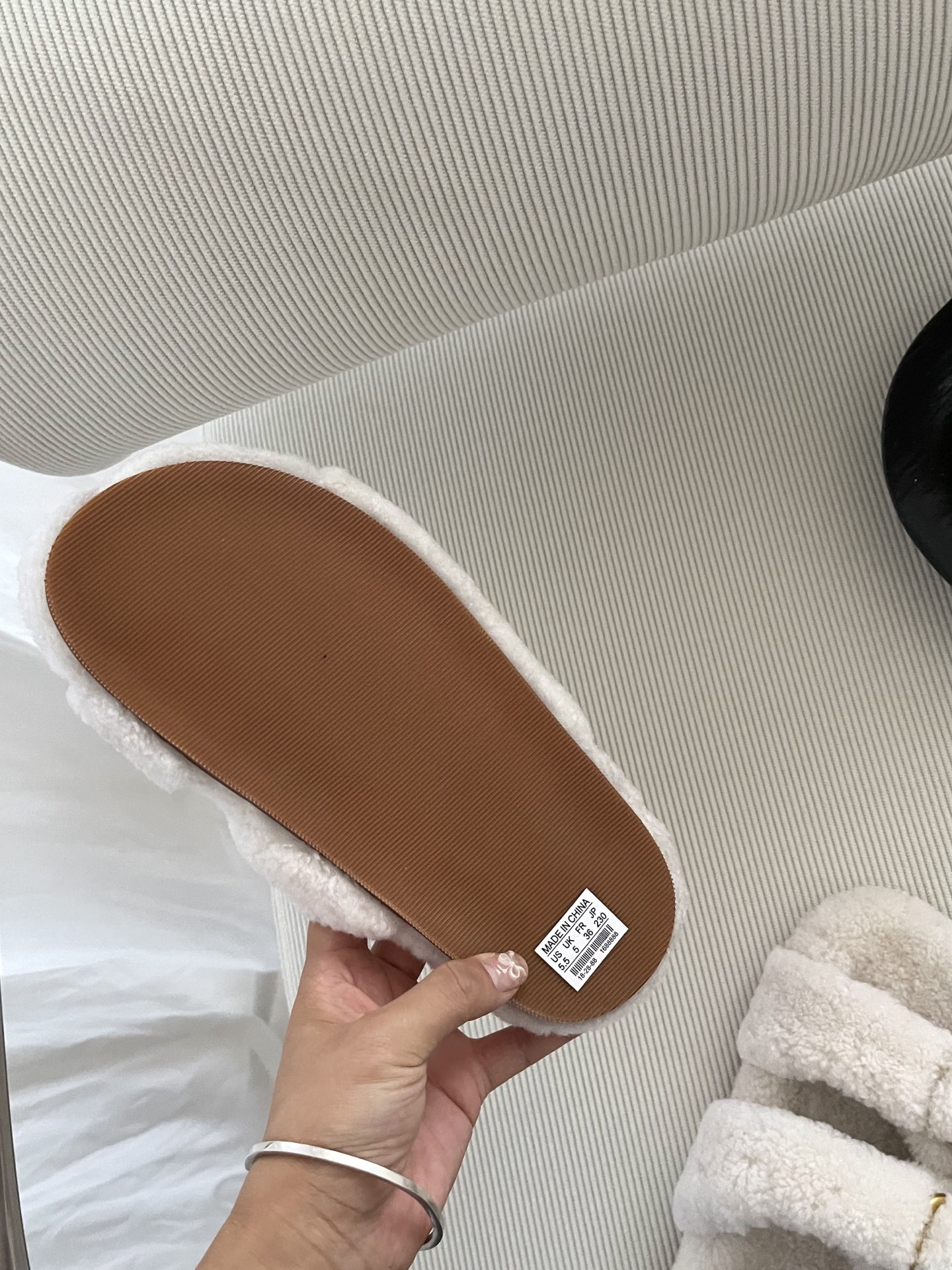 𝐔𝐆𝐆 | 金属扣泰迪卷毛二字拖超可爱的卷毛懒人拖是你喜欢的鞋子吗💓面料/内里：澳洲颗粒羊卷毛码数：35