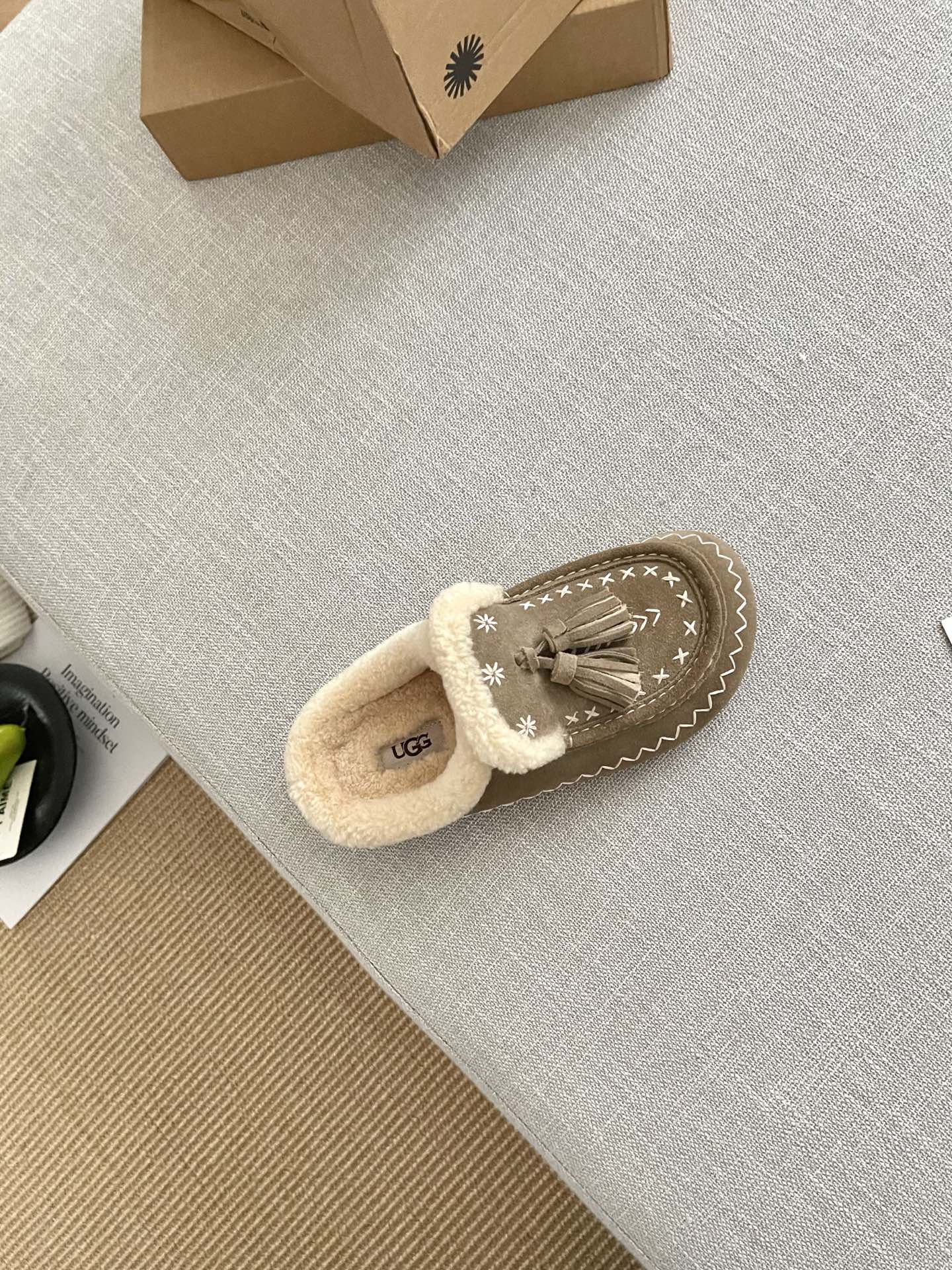 𝐔𝐆𝐆 | 复古流苏彩绣半拖🍂羊反绒鞋面柔软细腻丨随风摇曳的流苏装饰 每一步都灵动生姿~复古流苏半拖 复