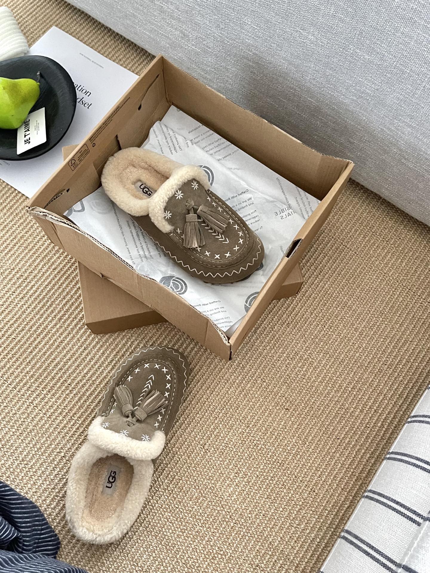 𝐔𝐆𝐆 | 复古流苏彩绣半拖🍂羊反绒鞋面柔软细腻丨随风摇曳的流苏装饰 每一步都灵动生姿~复古流苏半拖 复