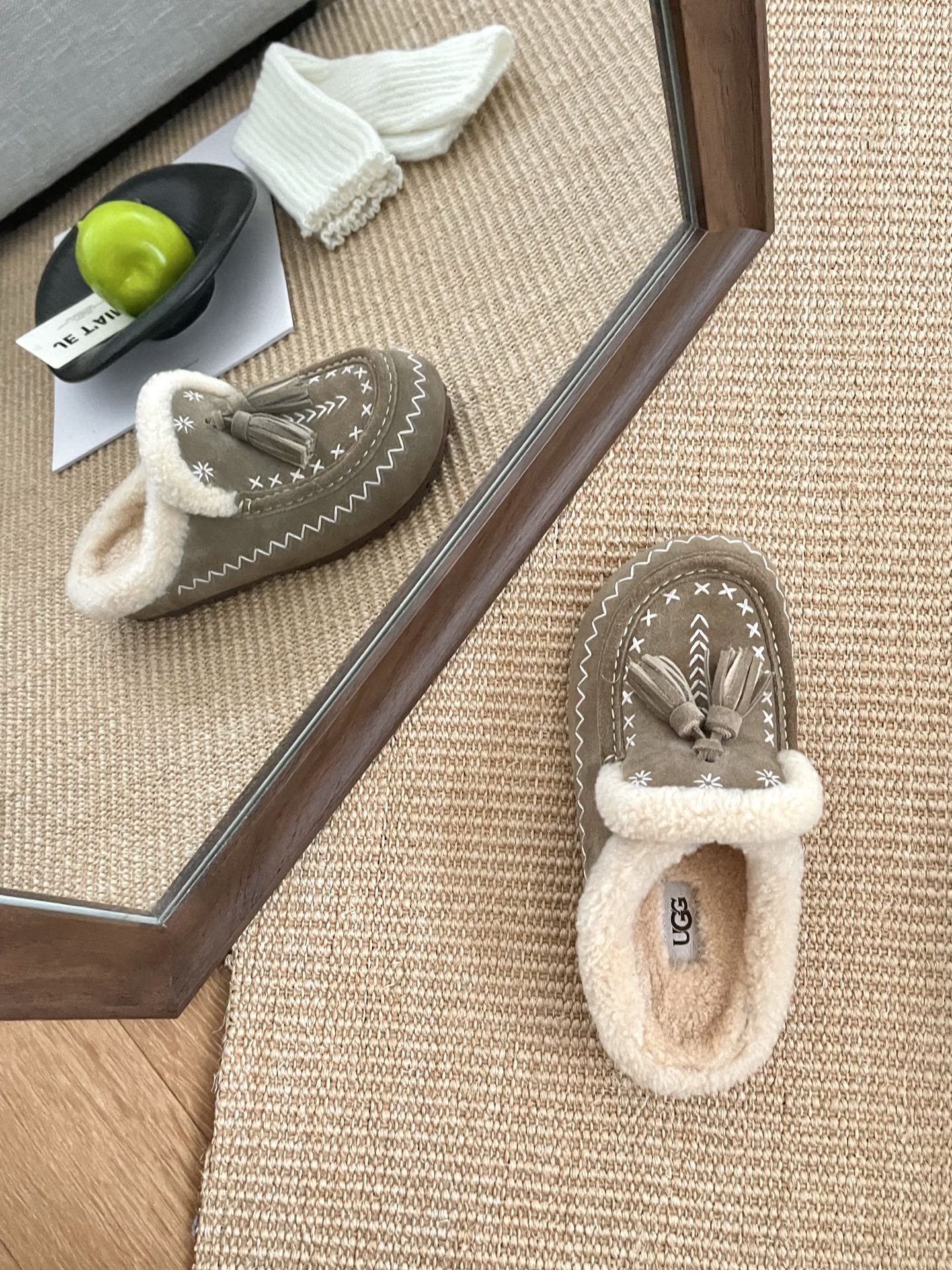 𝐔𝐆𝐆 | 复古流苏彩绣半拖🍂羊反绒鞋面柔软细腻丨随风摇曳的流苏装饰 每一步都灵动生姿~复古流苏半拖 复