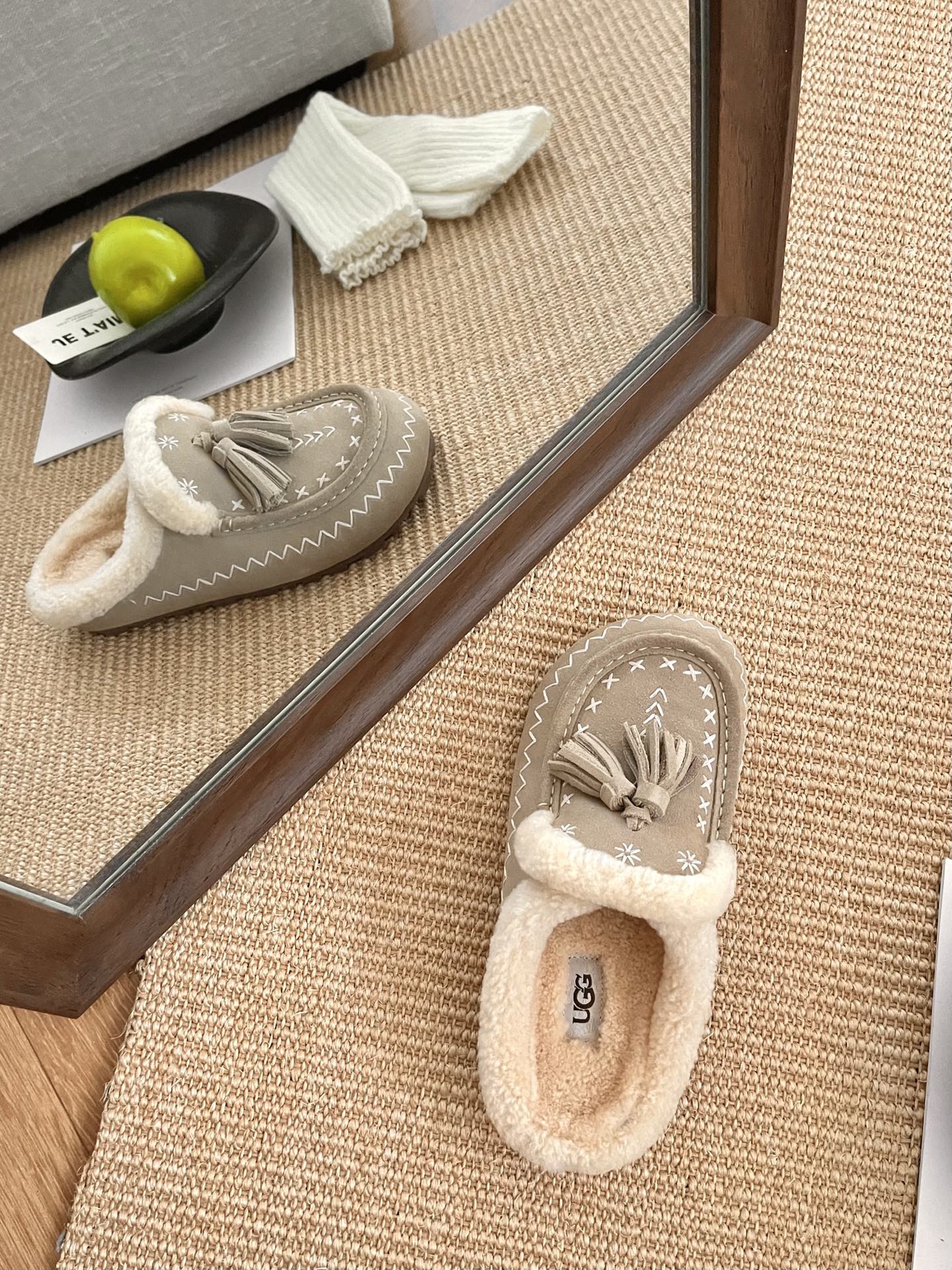 𝐔𝐆𝐆 | 复古流苏彩绣半拖🍂羊反绒鞋面柔软细腻丨随风摇曳的流苏装饰 每一步都灵动生姿~复古流苏半拖 复