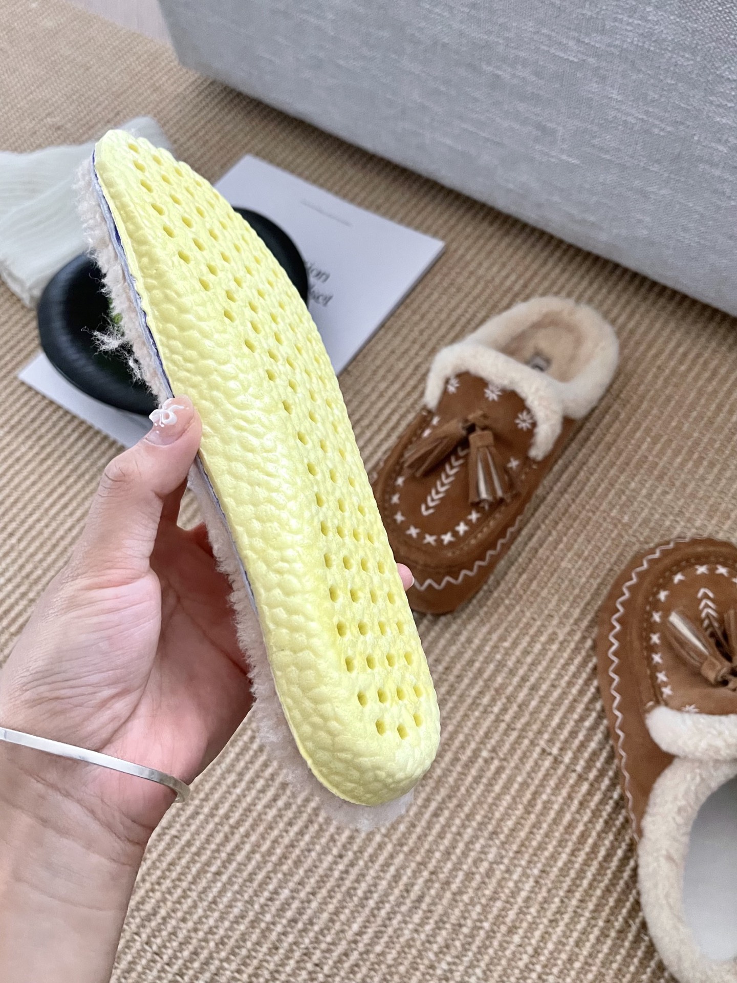 𝐔𝐆𝐆 | 复古流苏彩绣半拖🍂羊反绒鞋面柔软细腻丨随风摇曳的流苏装饰 每一步都灵动生姿~复古流苏半拖 复