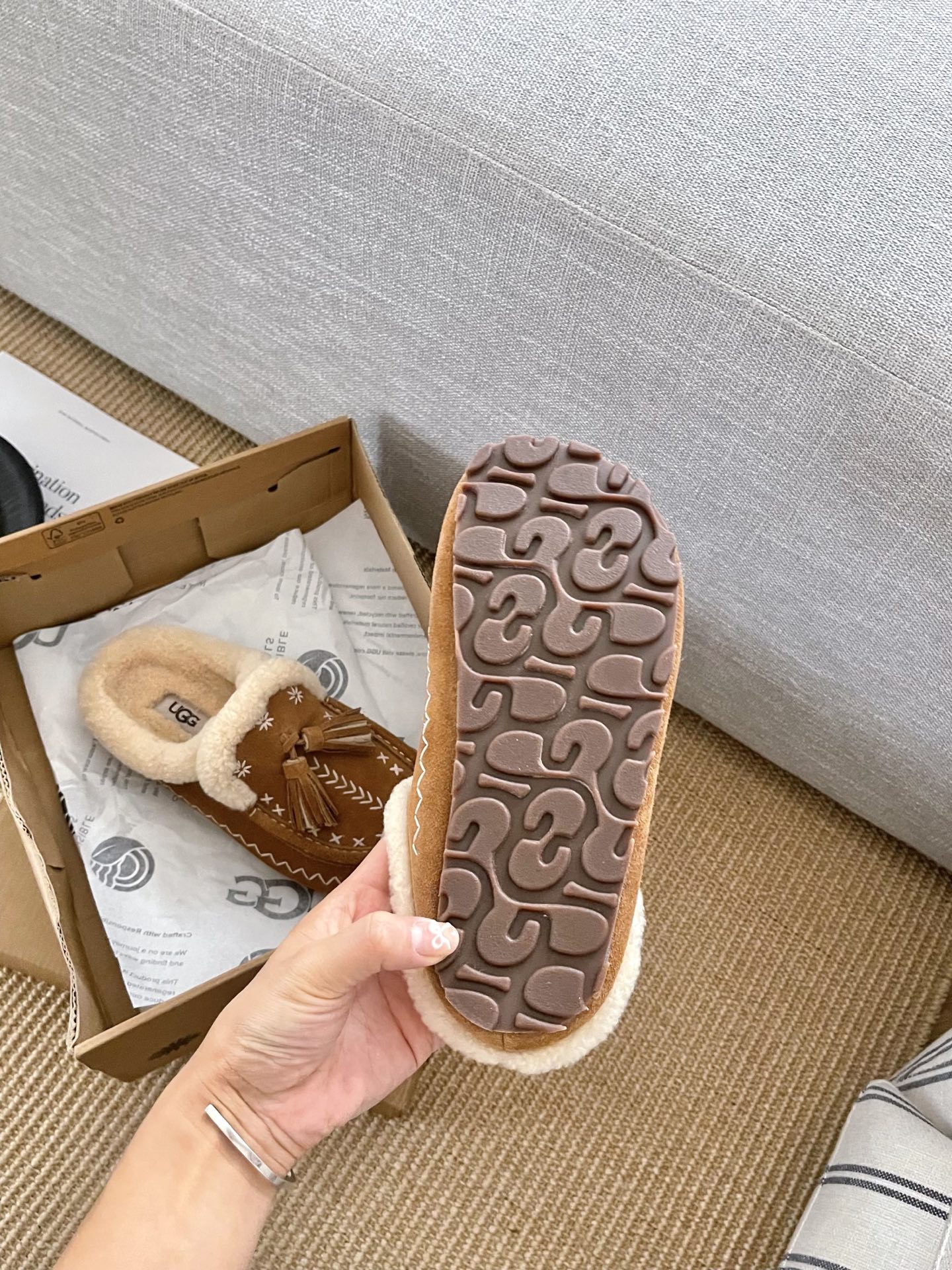 𝐔𝐆𝐆 | 复古流苏彩绣半拖🍂羊反绒鞋面柔软细腻丨随风摇曳的流苏装饰 每一步都灵动生姿~复古流苏半拖 复