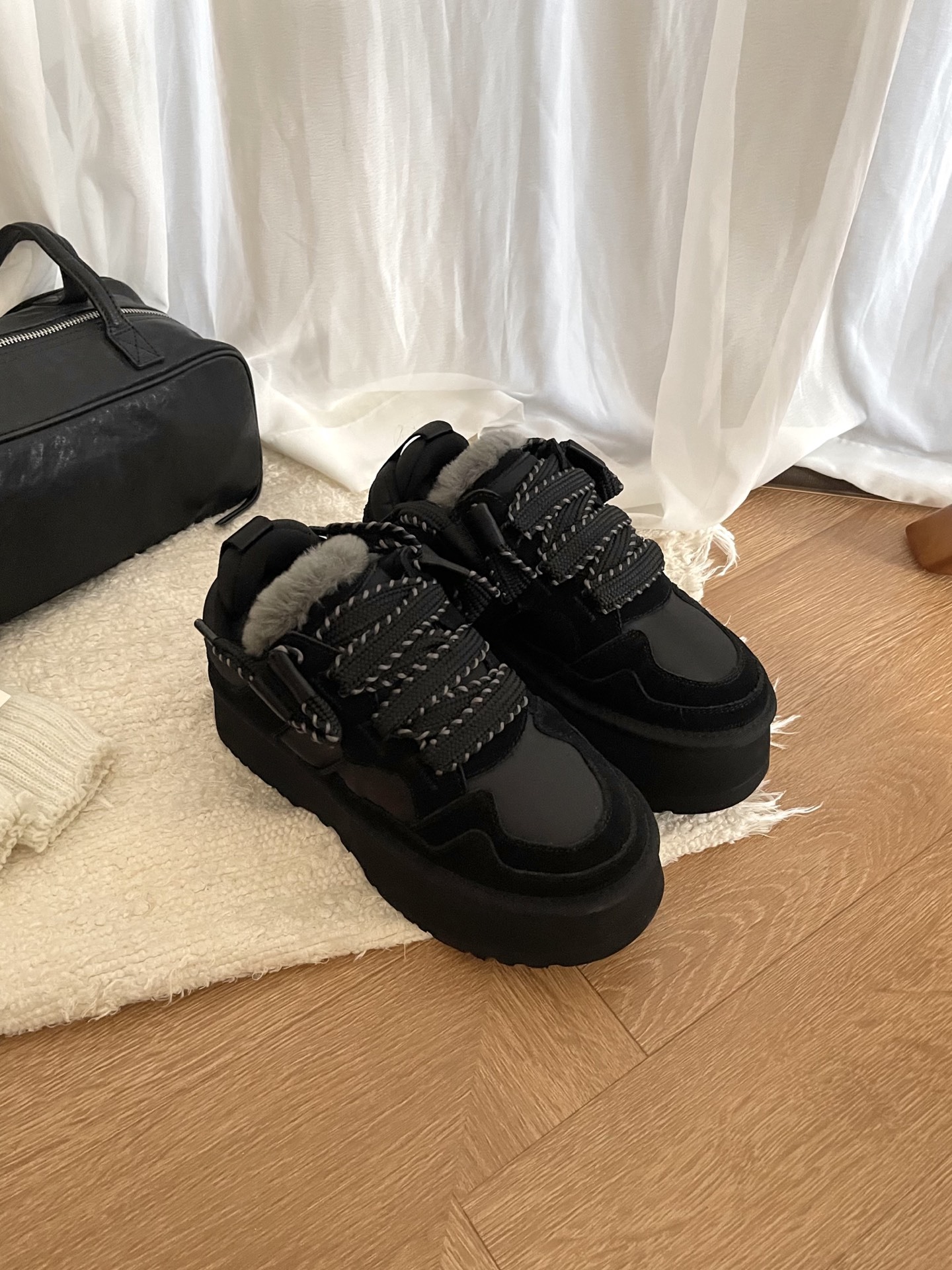 𝐔𝐆𝐆|艾秋梅尔系列hanni同款厚底太爱了,又特别轻便好穿,搭配袜子有种甜度超标少女感,厚底增高设计,