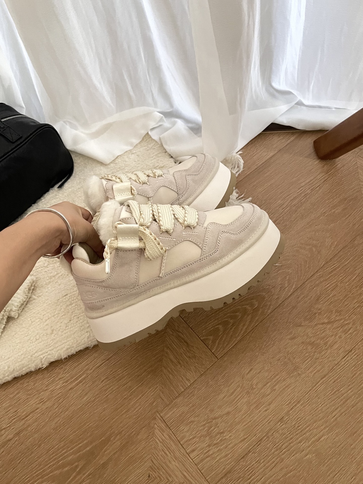 𝐔𝐆𝐆|艾秋梅尔系列hanni同款厚底太爱了,又特别轻便好穿,搭配袜子有种甜度超标少女感,厚底增高设计,