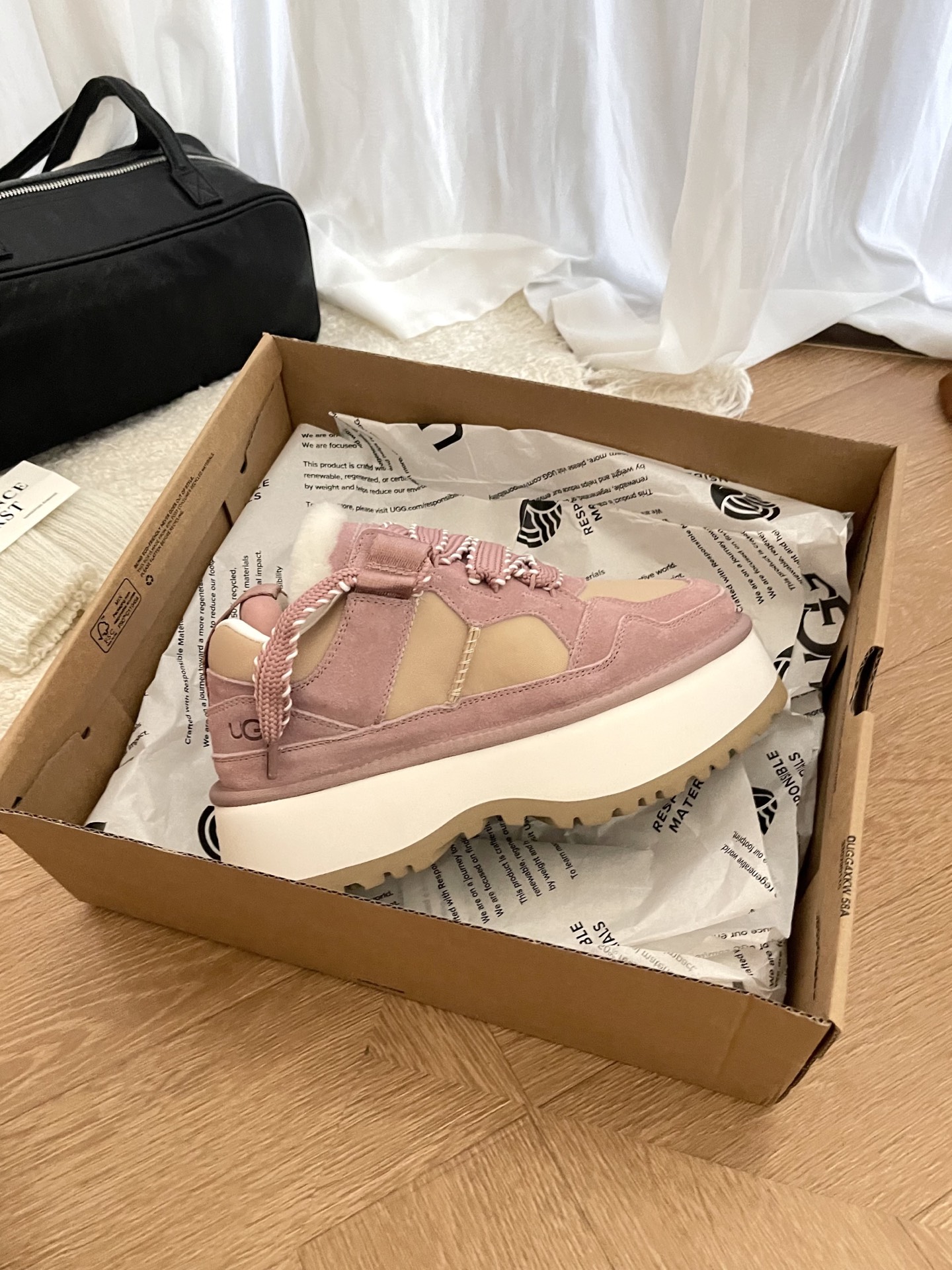 𝐔𝐆𝐆｜艾秋梅尔系列hanni同款厚底太爱了，又特别轻便好穿，搭配袜子有种甜度超标少女感，厚底增高设计，